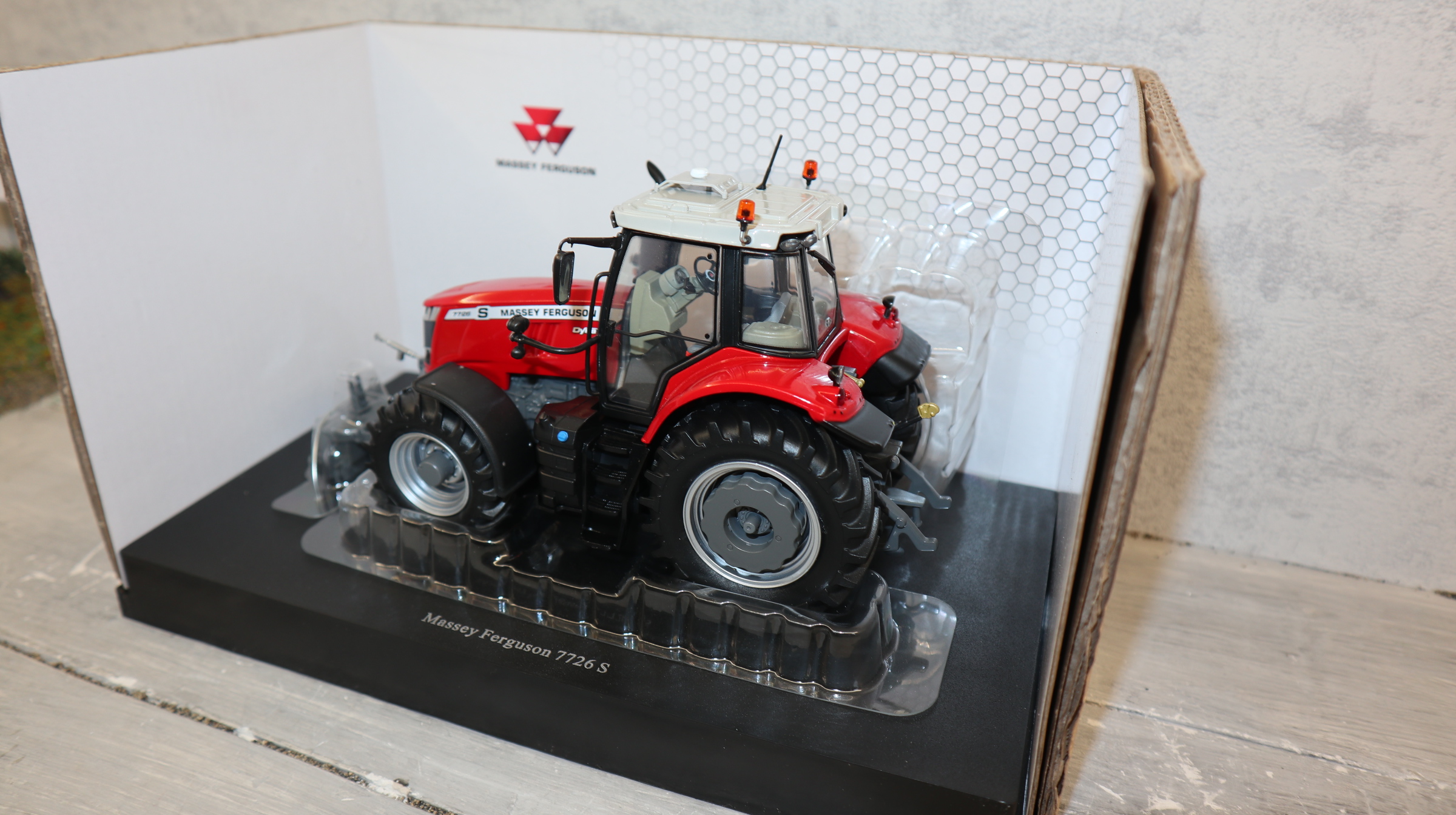 UH 5304 in 1:32, Massey Ferguson 7726 S , NEU in OVP
