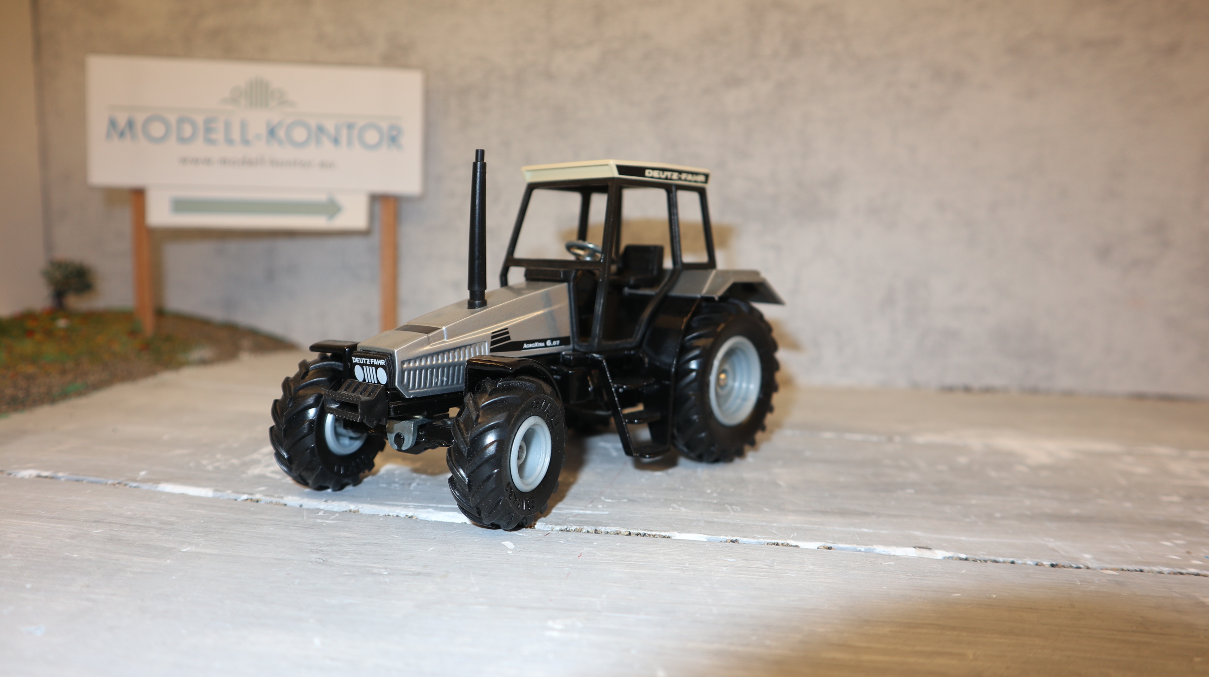 Siku 2863 in 1:32,  Deutz-Fahr Agroxtra 6,07 in SILBER, NEU aber ohne OVP