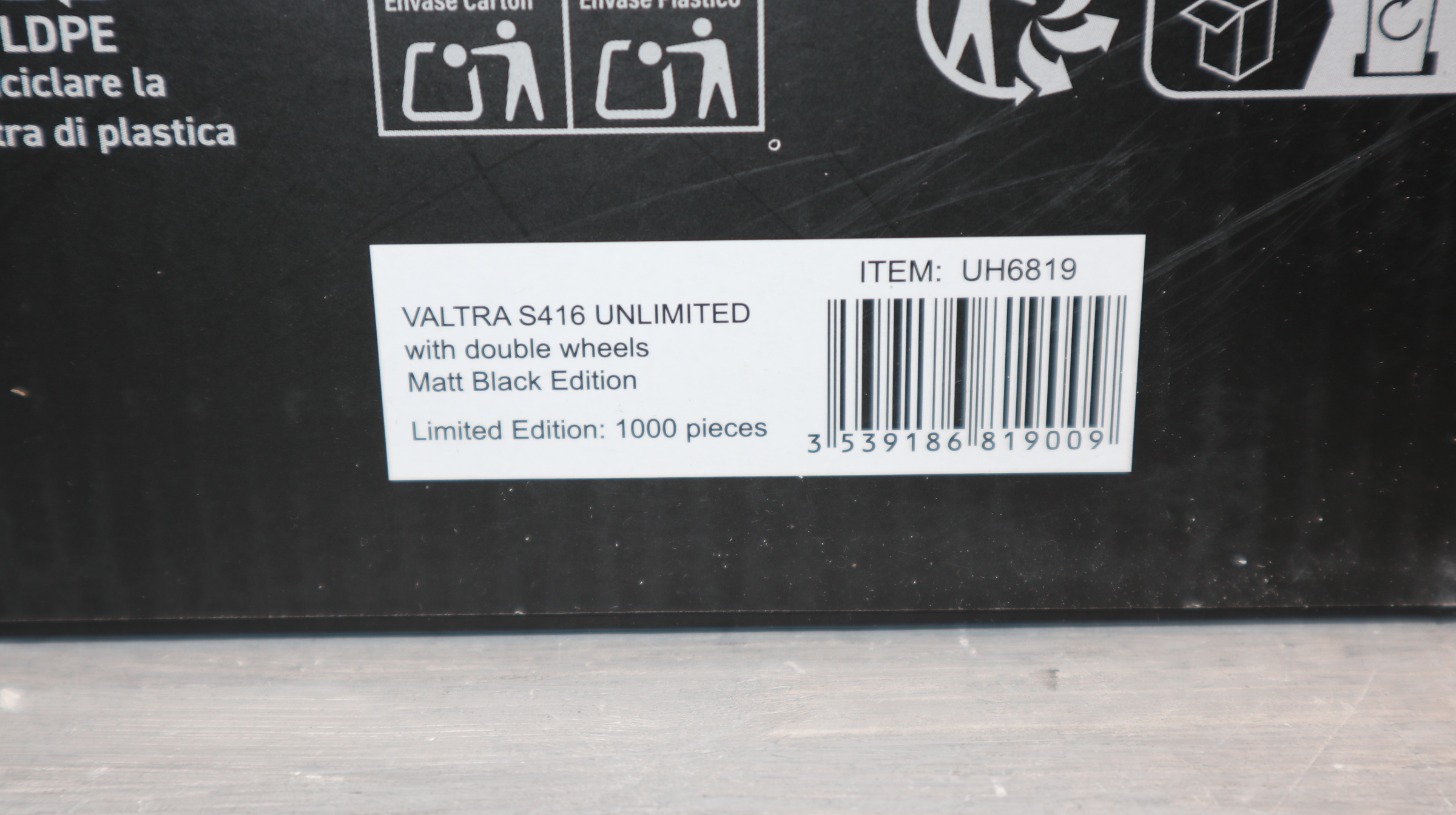 Universal Hobbies UH 6819 in 1:32,  VALTRA S416 schwarz matt, Zwilingsreifen,  NEU in OVP