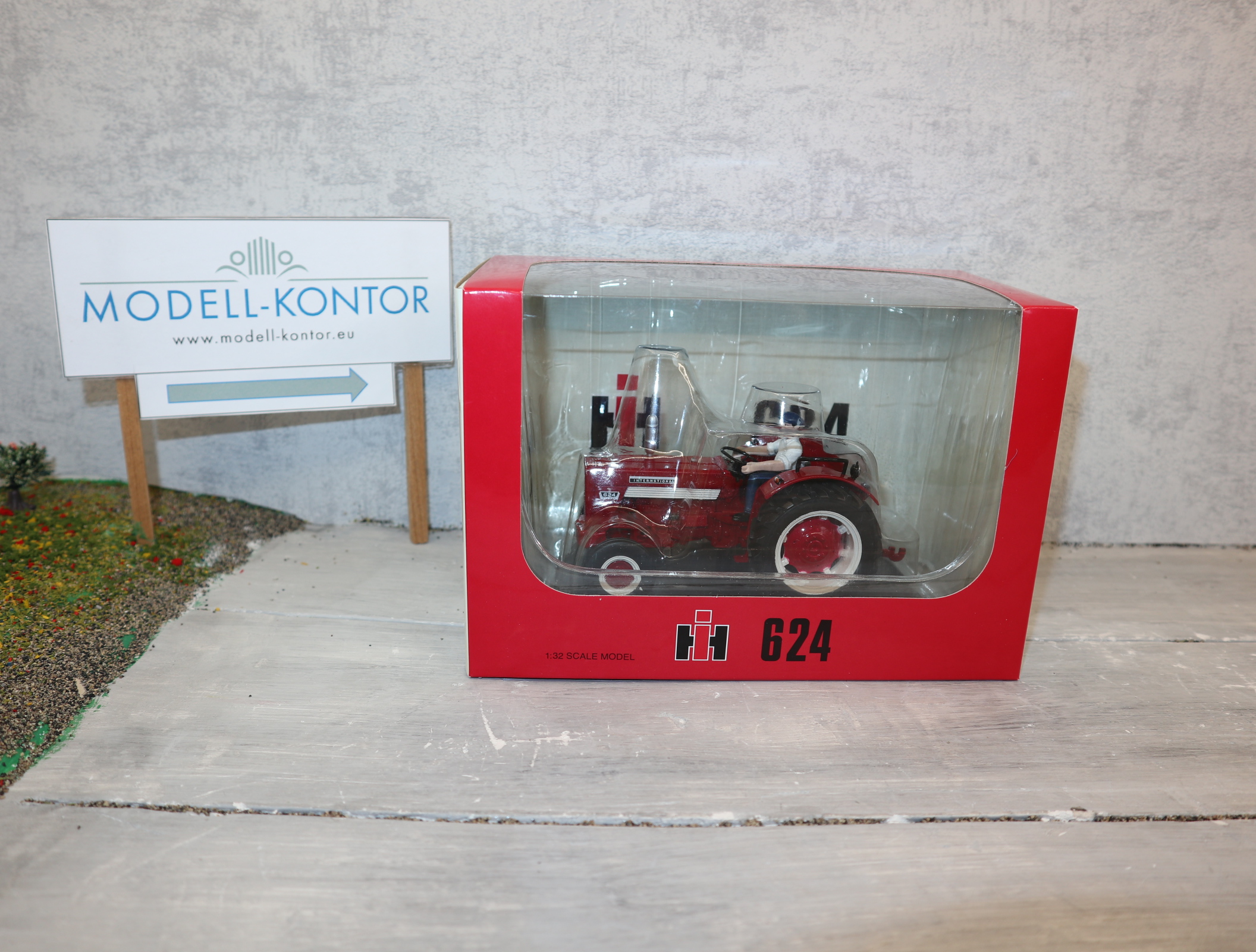 Replicagri 031 in 1:32 International IH 624 mit Fahrer ohne Kabine neu in OVP