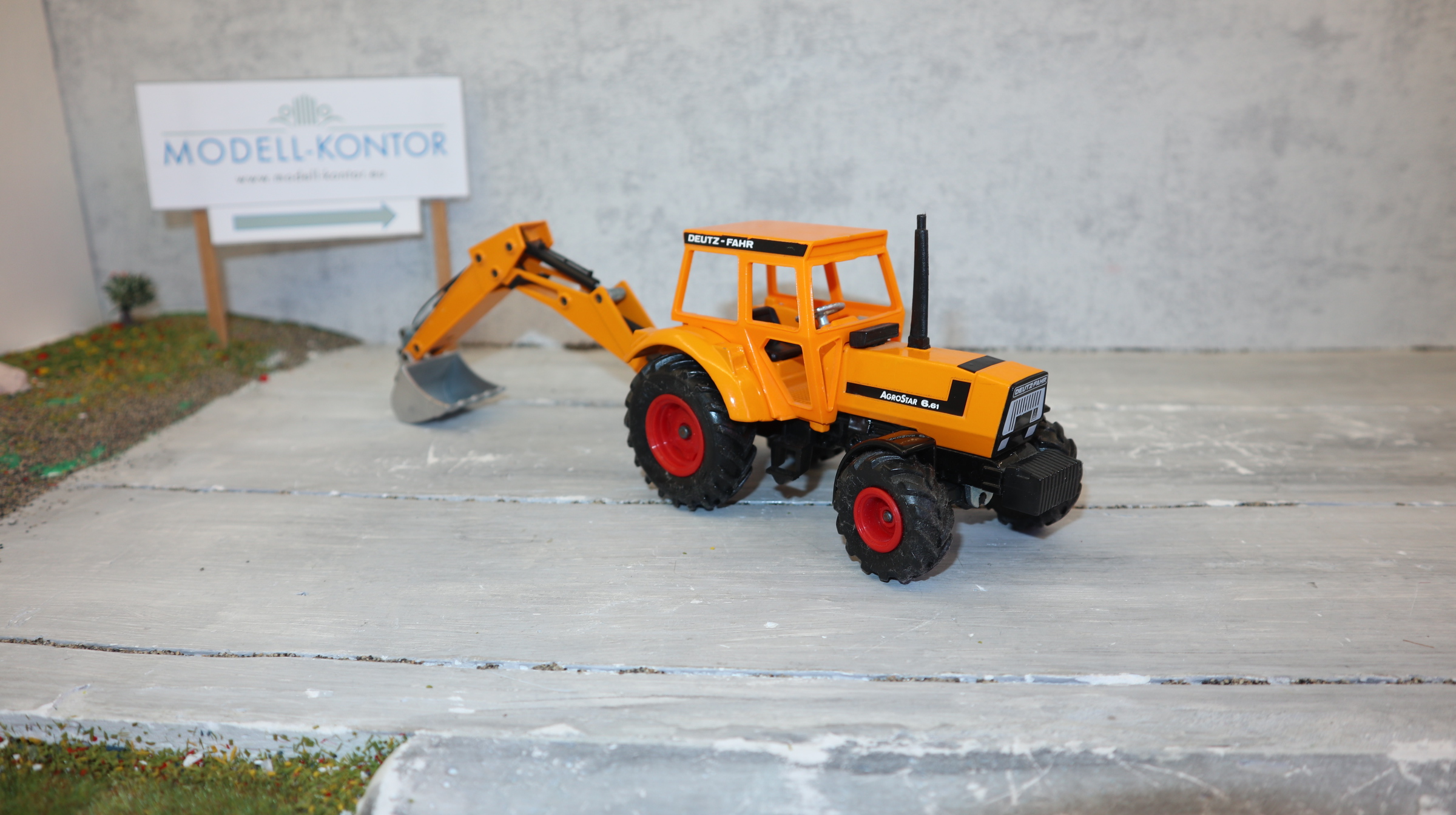 Siku 3756 in 1:32,  Deutz Agrostar Heckbagger in orange, NEU in OVP