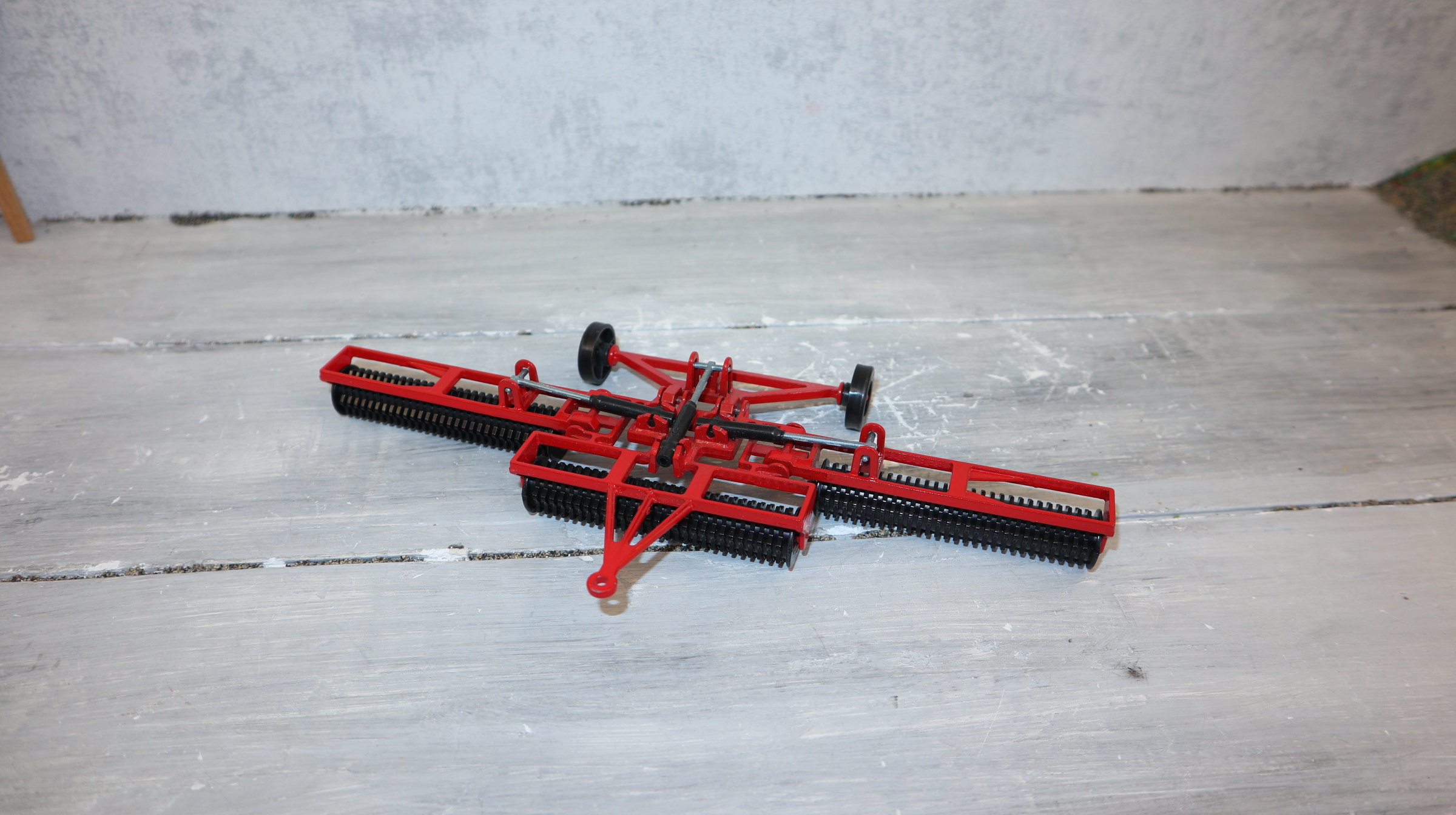 Siku 2263 in 1:32 Cambridwalze, ROT mit schwarzen Walzen, NEU in OVP