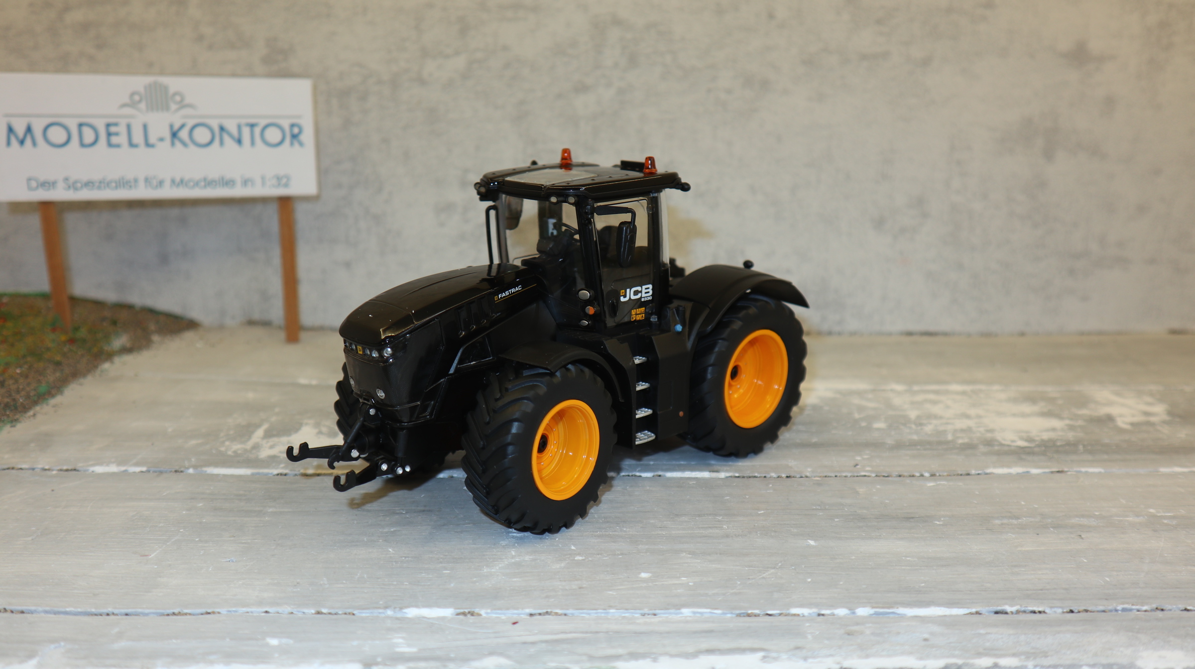 Wiking 877430 in 1:32, JCB 8330 in schwarz mit gelben Felgen, NEU in OVP