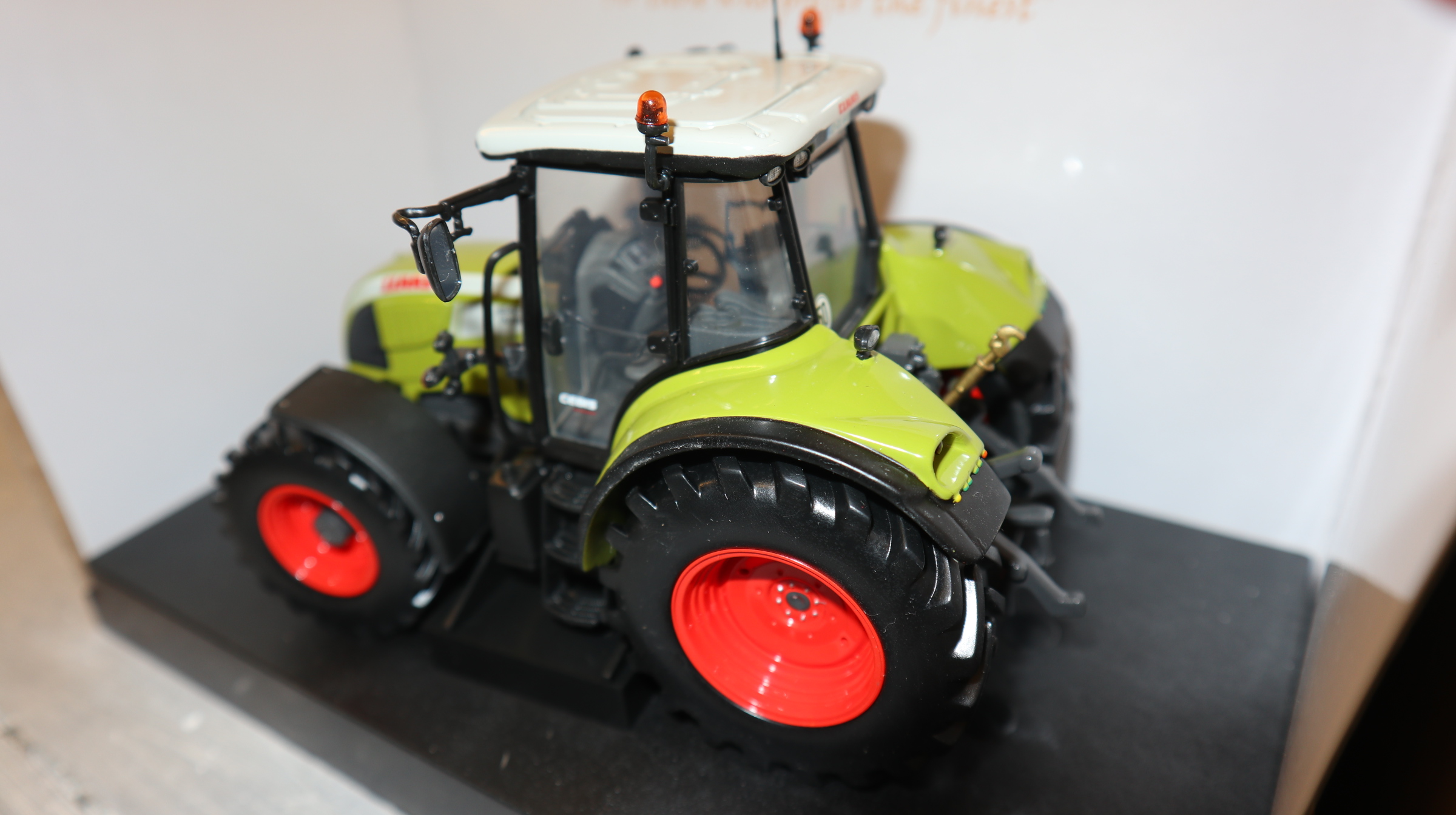 Universal Hobbies UH 2961 in 1:32, Claas Arion 640, NEU in OVP