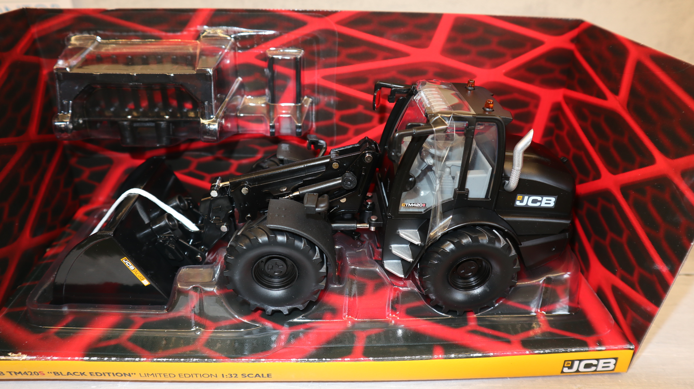 Britains 43387 in 1:32,  JCB TM420S Black Edition, NEU  in OVP