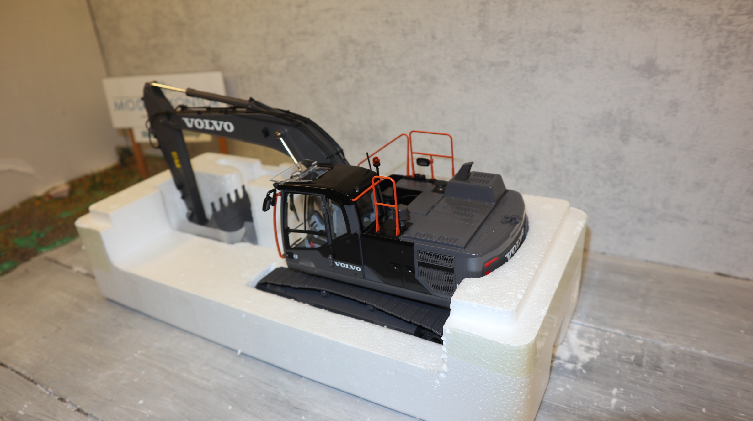 AT Collections 3200127 in 1:32, VOLVO EC 220 EL Black-Edition NEU in OVP