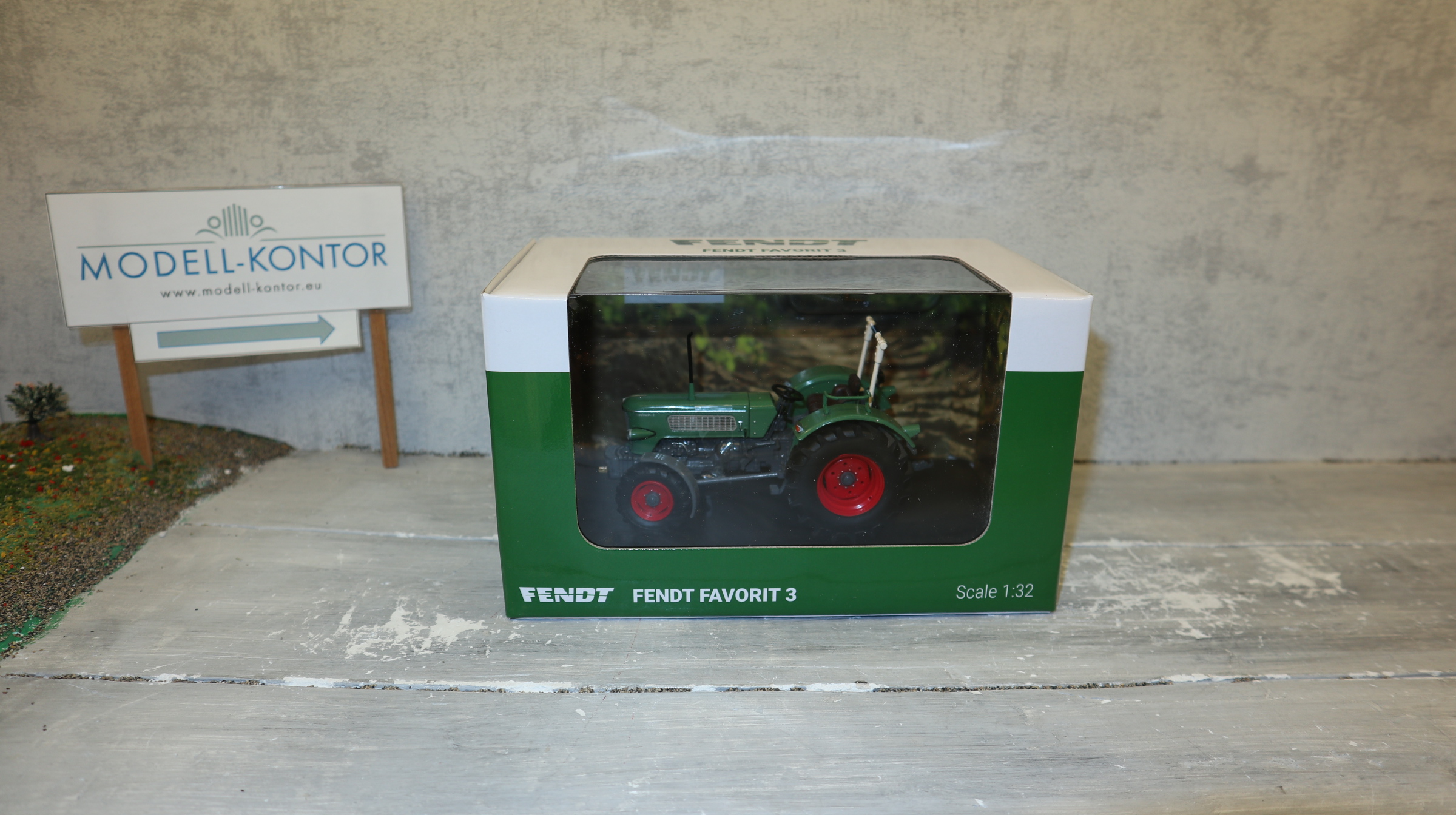 ROS  951921 in 1:32, Fendt Favorit 3 4WD mit Überrollbügel, NEU in OVP