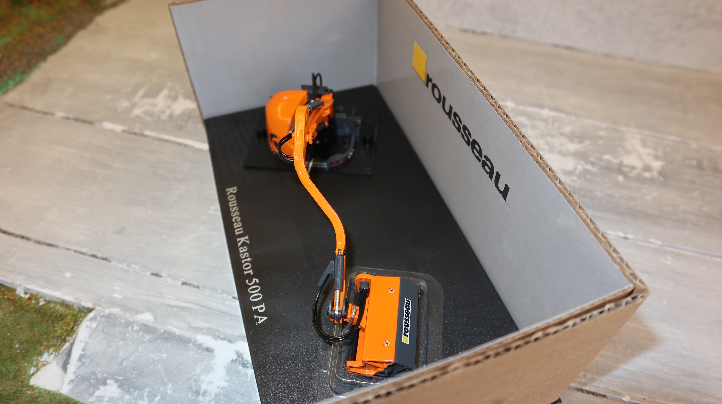Universal Hobbies UH 4281 in 1:32, Rousseau Kastor 500 Seitenmäher, NEU in OVP