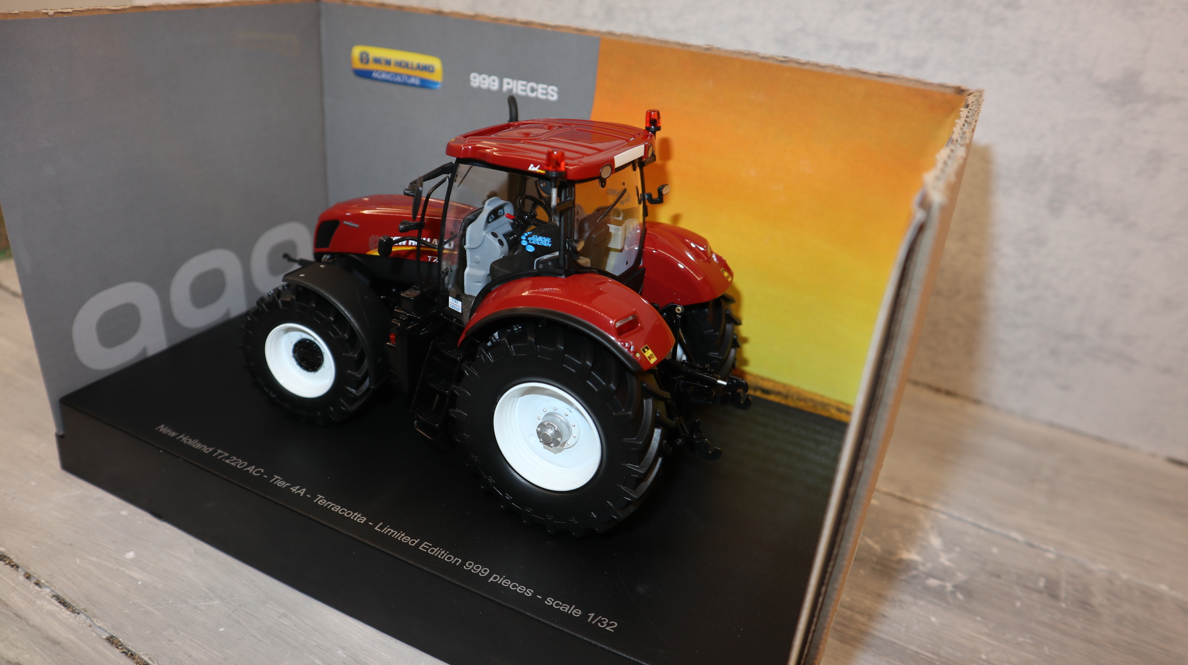 ROS 30215 in 1:32 New Holland T7.270AC TERRACOTTA Sondermodell  999x, NEU in OVP