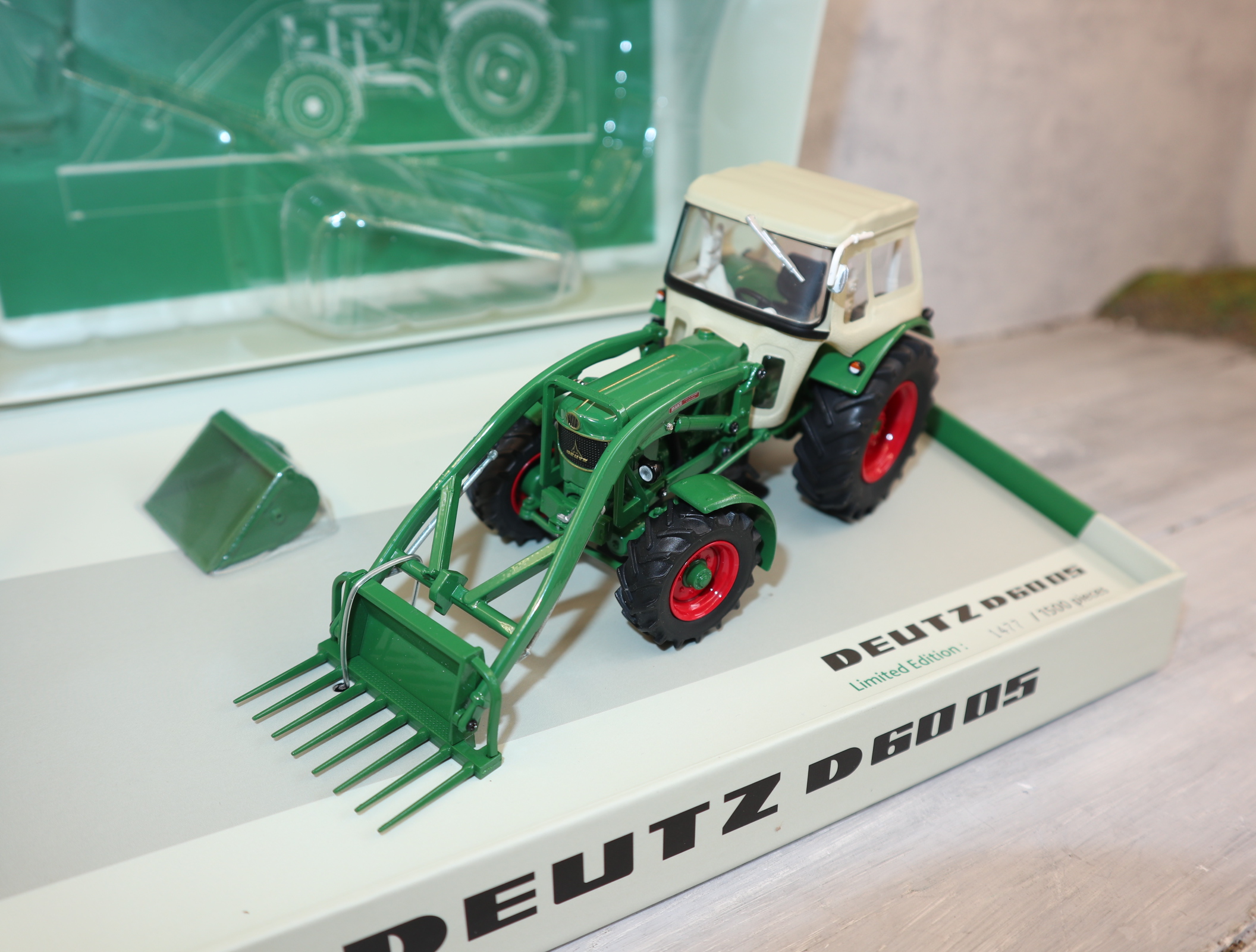 Universal Hobbies 6200 in 1:32 Deutz D60 05 mit Fritzemeier-Verdeck Sonderedition 1500 Stück
