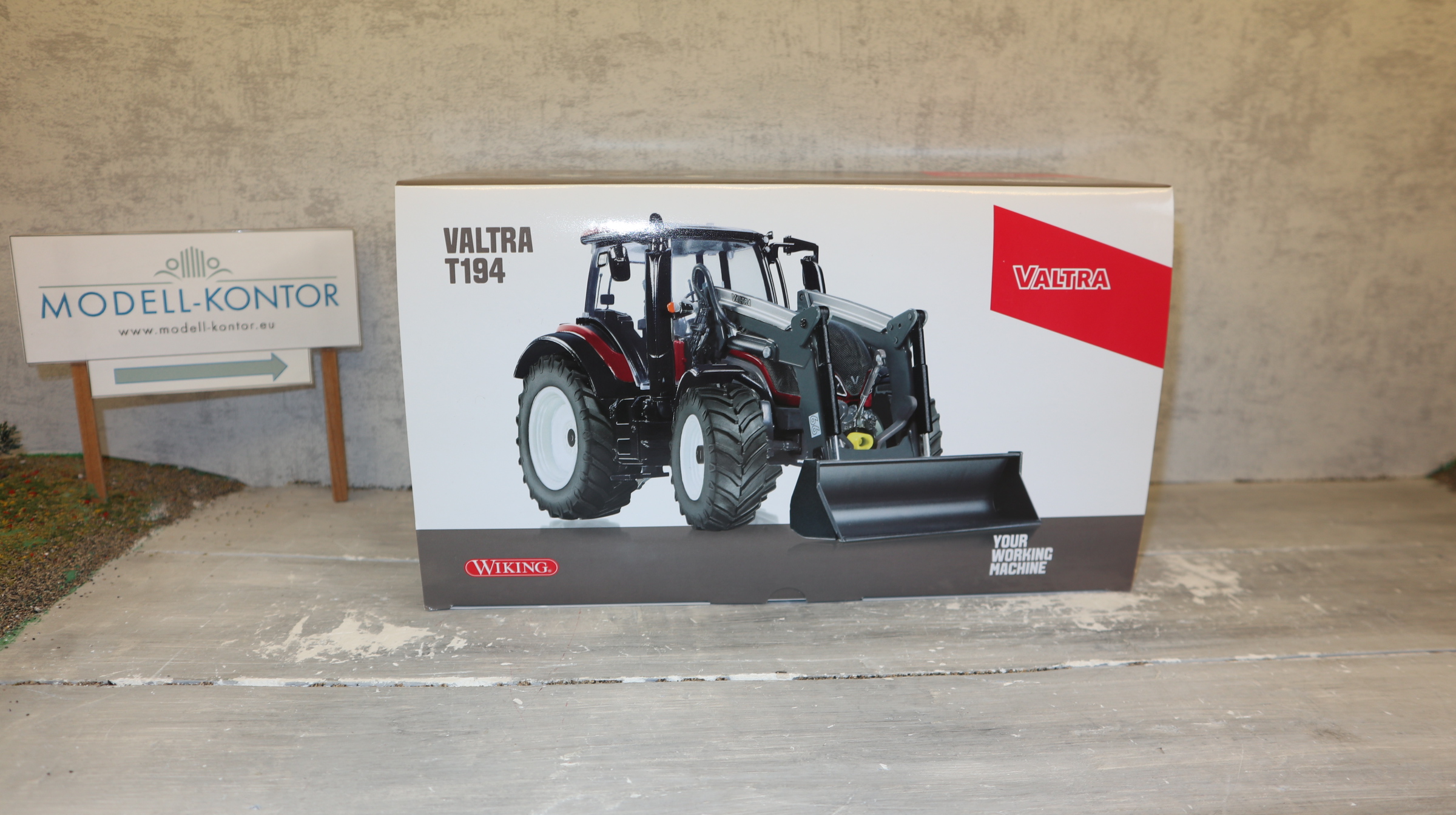 Wiking 077815 in 1:32, VALTRA T194 weinrot mit Frontlader, NEU in OVP