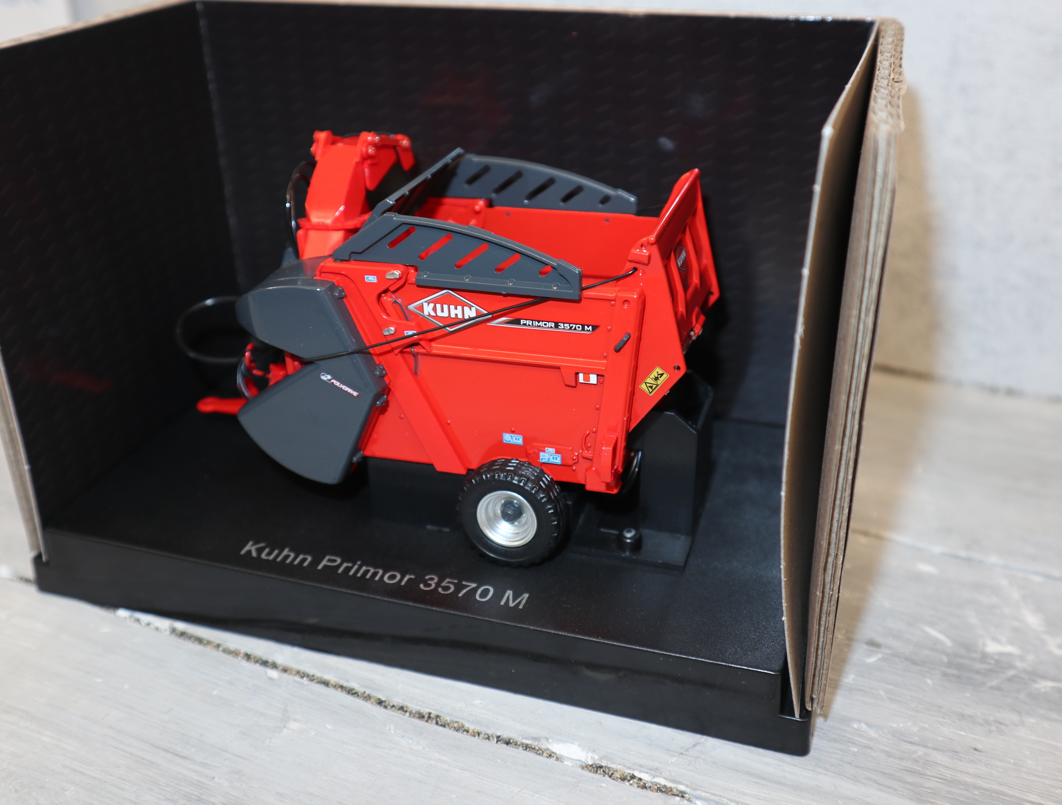 UH 6335 in 1:32  Kuhn Primor 3570M, neu in OVP