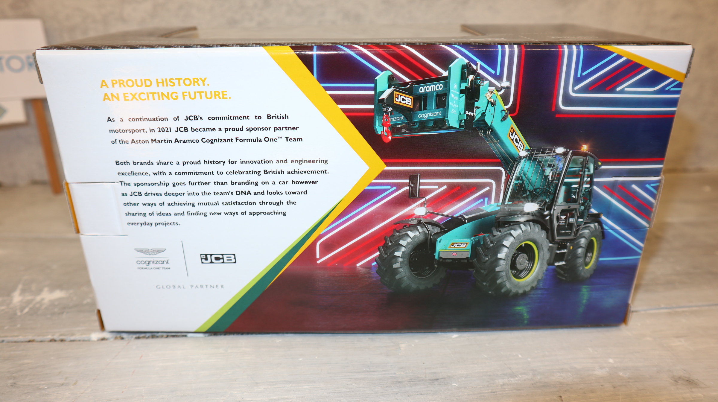 Britains 43271 in 1:32,  Sondermodell ASTON MARTIN JCB 541 Telelader ,  NEU in OVP