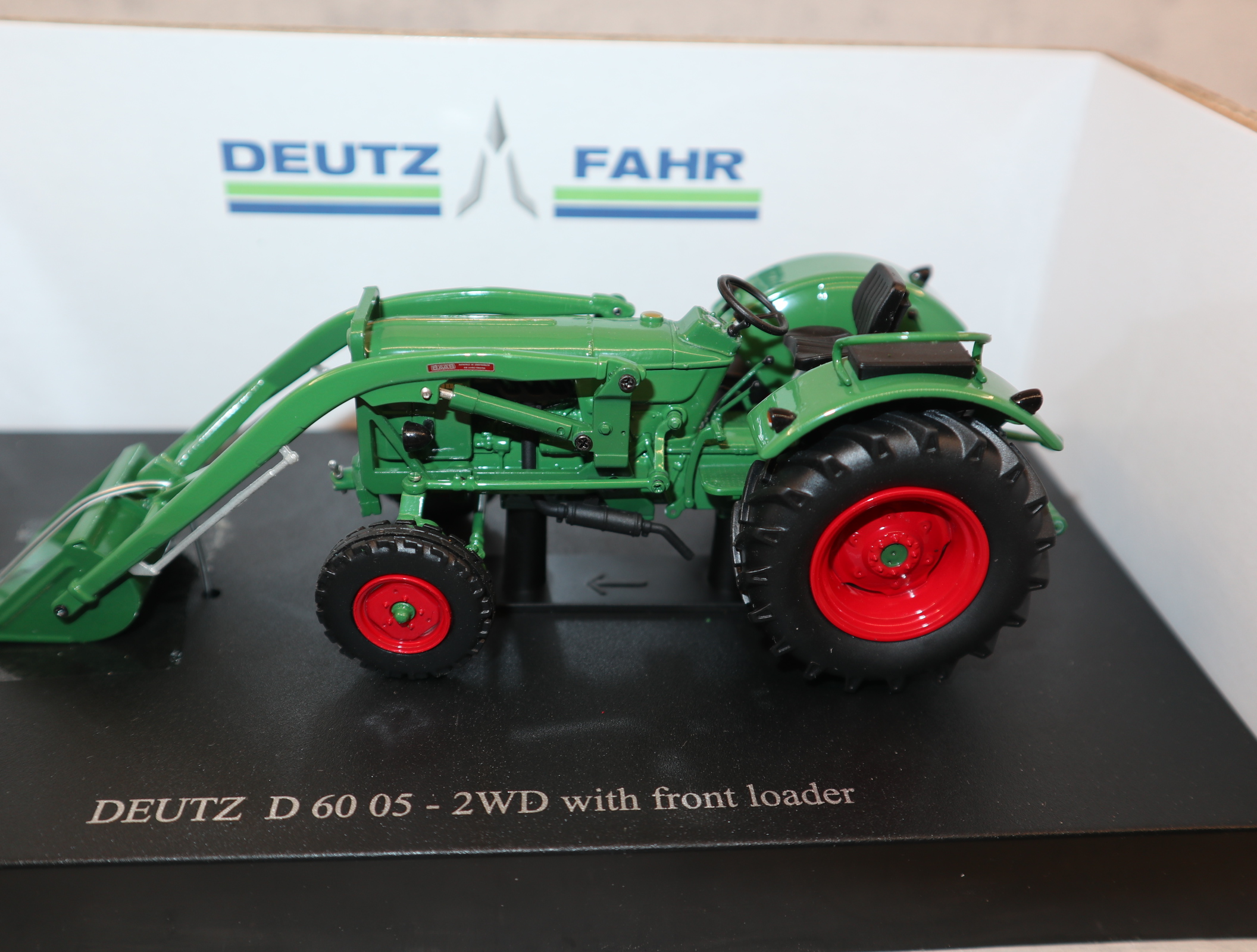 UH 5254 in 1:32  Deutz D60 05 2WD mit Frontlader,  NEU in OVP