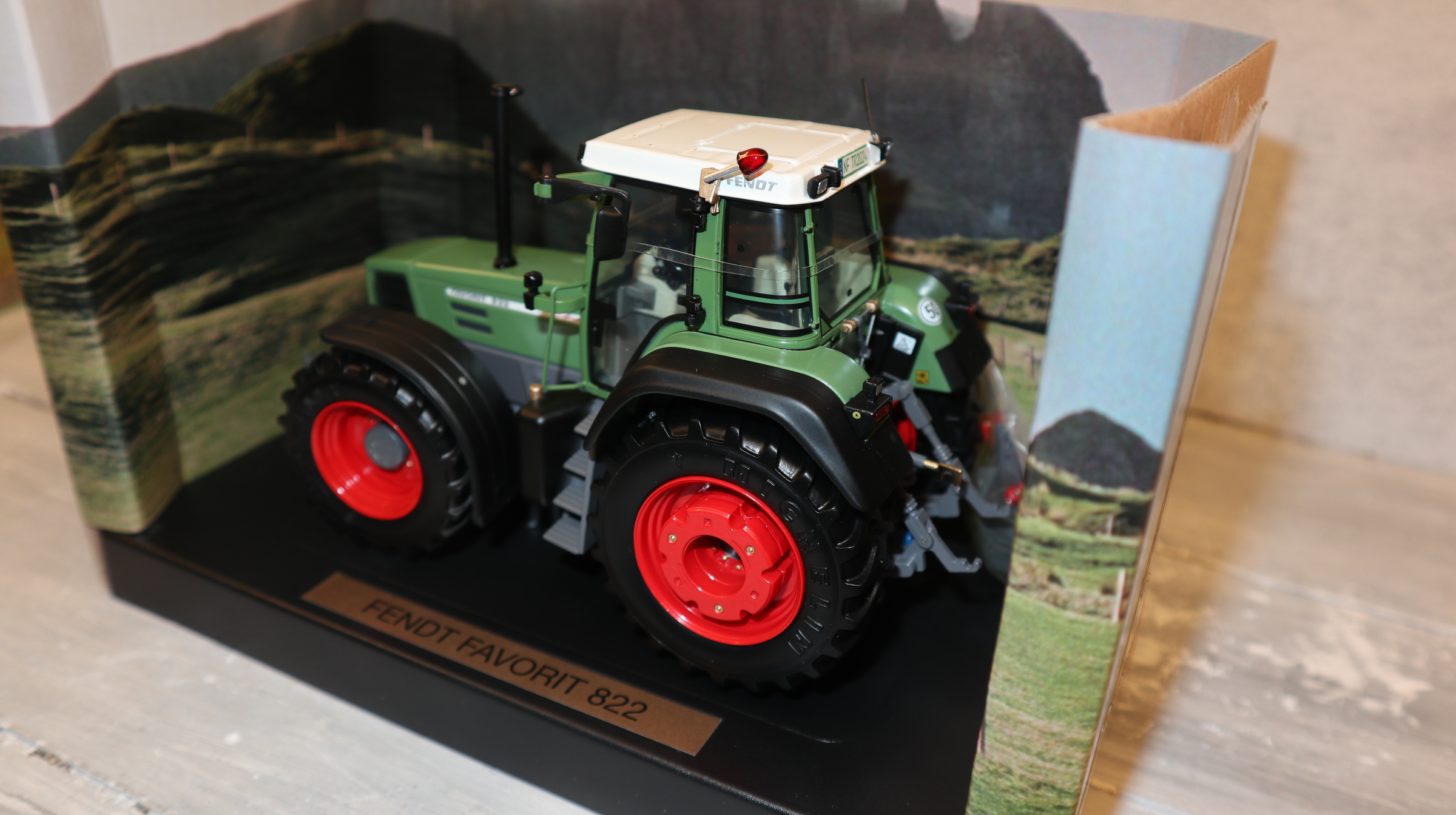 Weise Toys 2075 in 1:32, Fendt Favorit 822, Sondermodell 1000 Stück  NEU in OVP