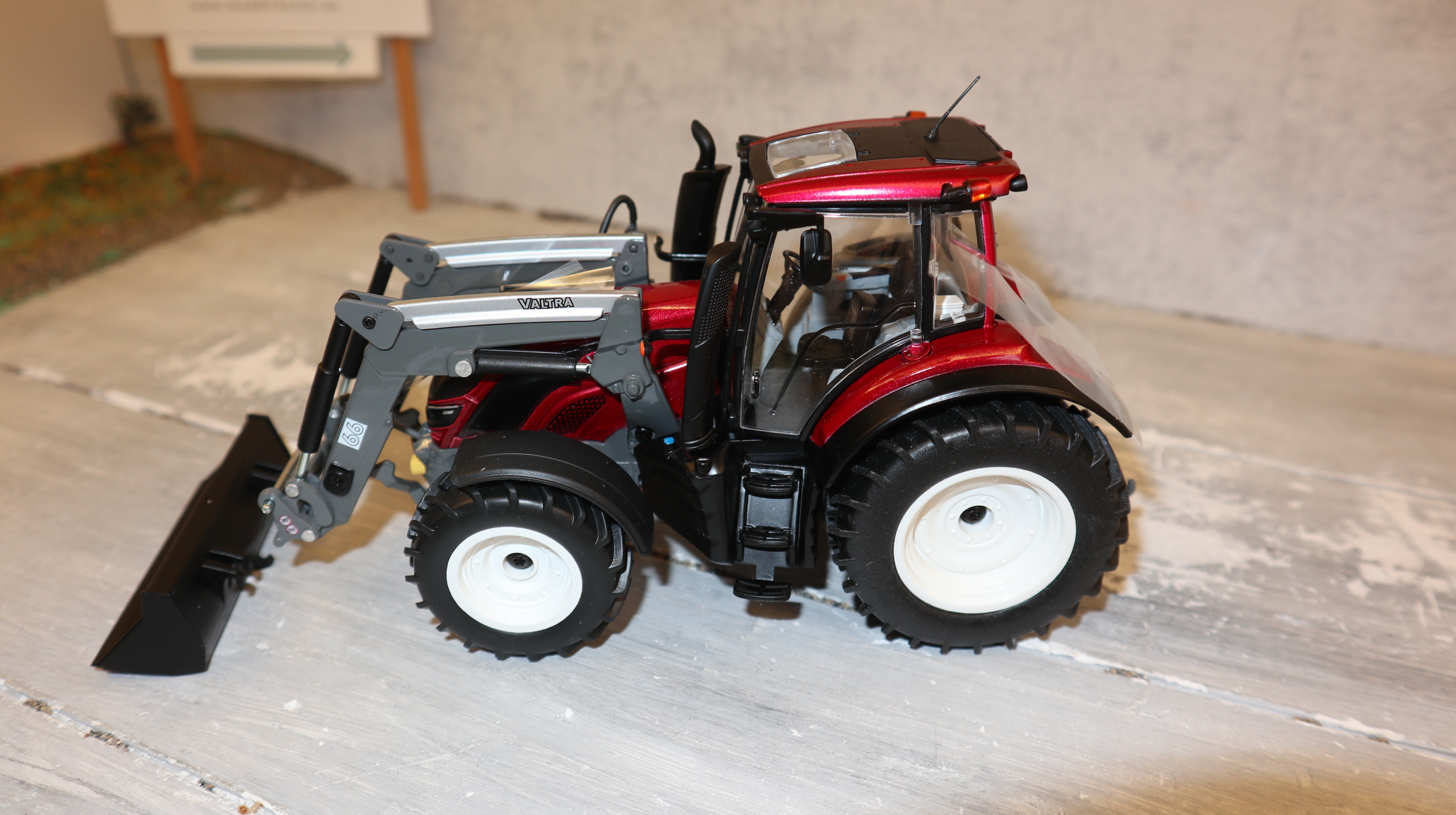 Wiking 077815 in 1:32, VALTRA T194 weinrot mit Frontlader, NEU in OVP