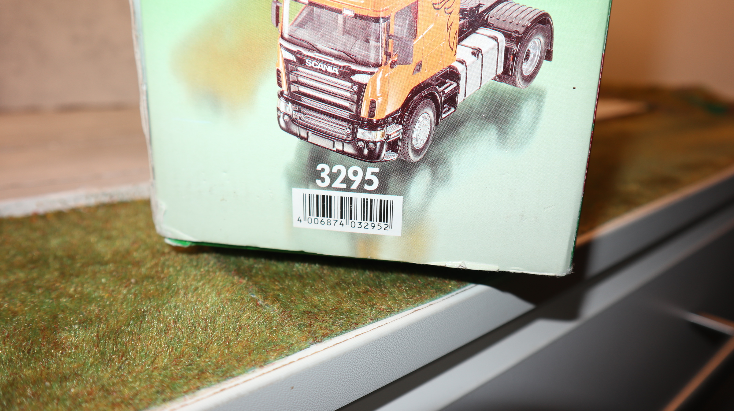 Siku 3295 in 1:32 SCANIA mit Tieflader in gelb, Mechanische Ausführung  NEU in OVP