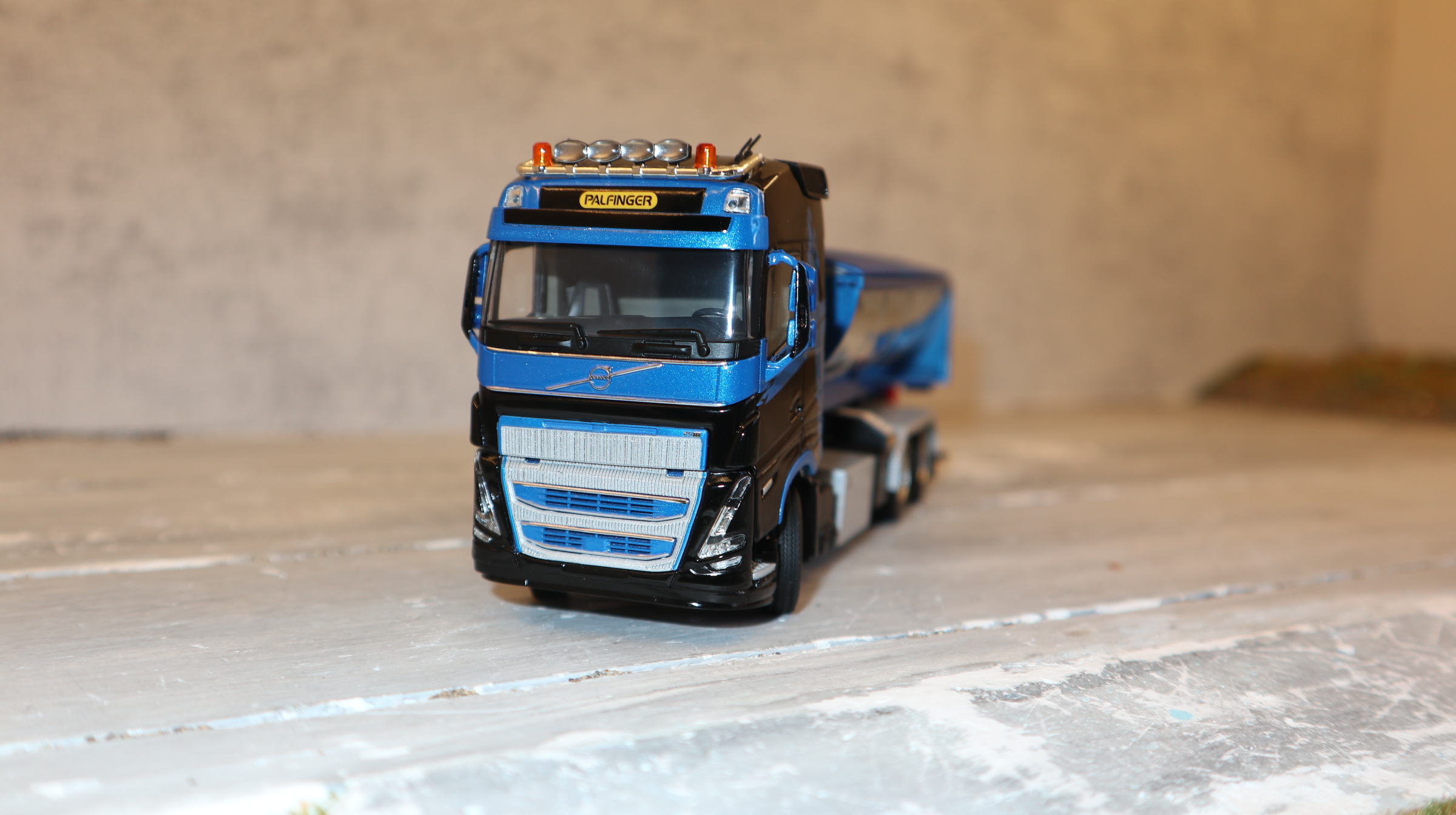 WSI 02-3794 in 1:50, Volvo FH5 6x4 schwarz-blau Palfinger Abroller + Thermomulde  NEU in OVP