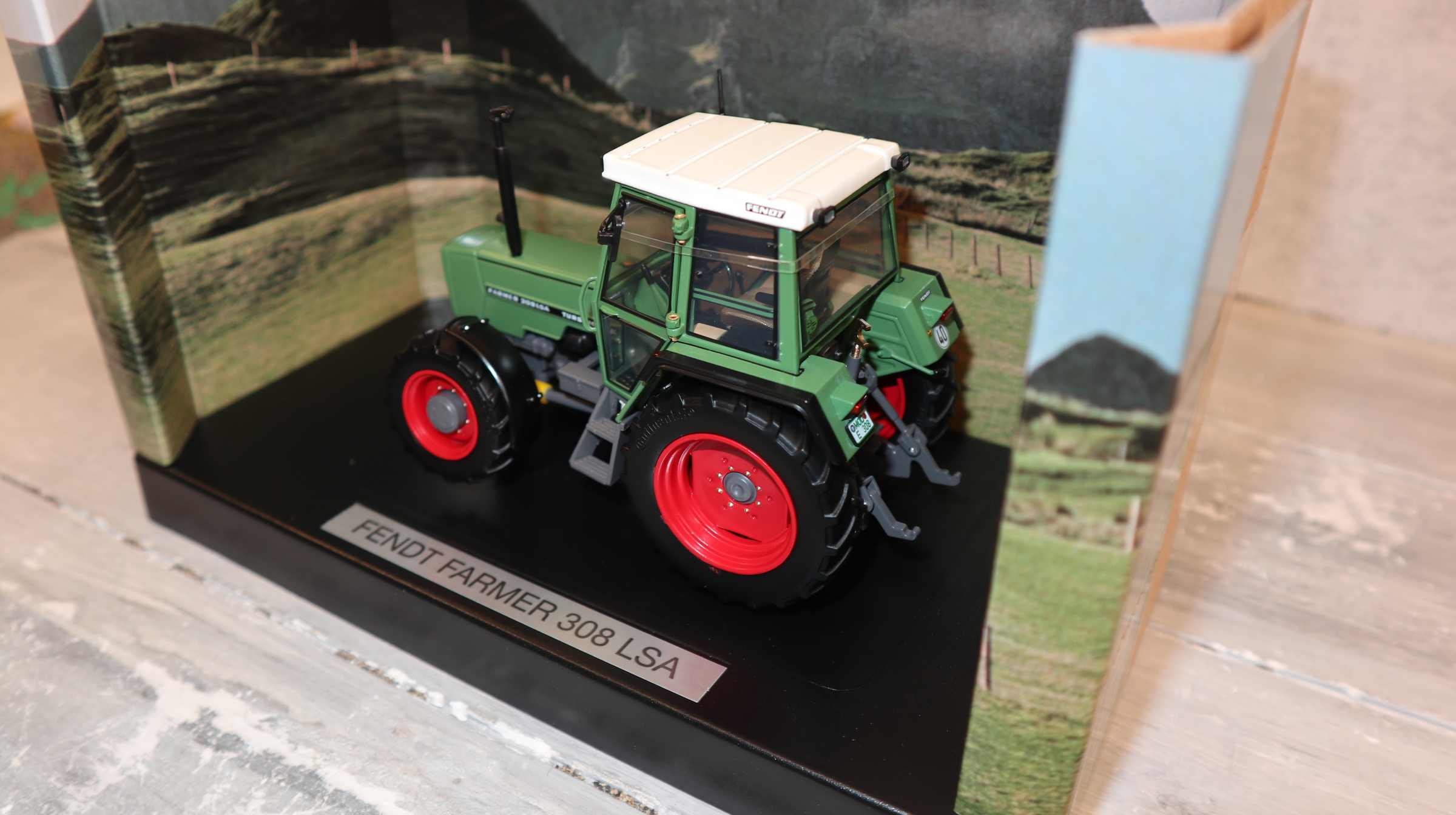 Weise Toys 1047 in 1:32, Fendt Farmer 308 LSA, NEU in OVP