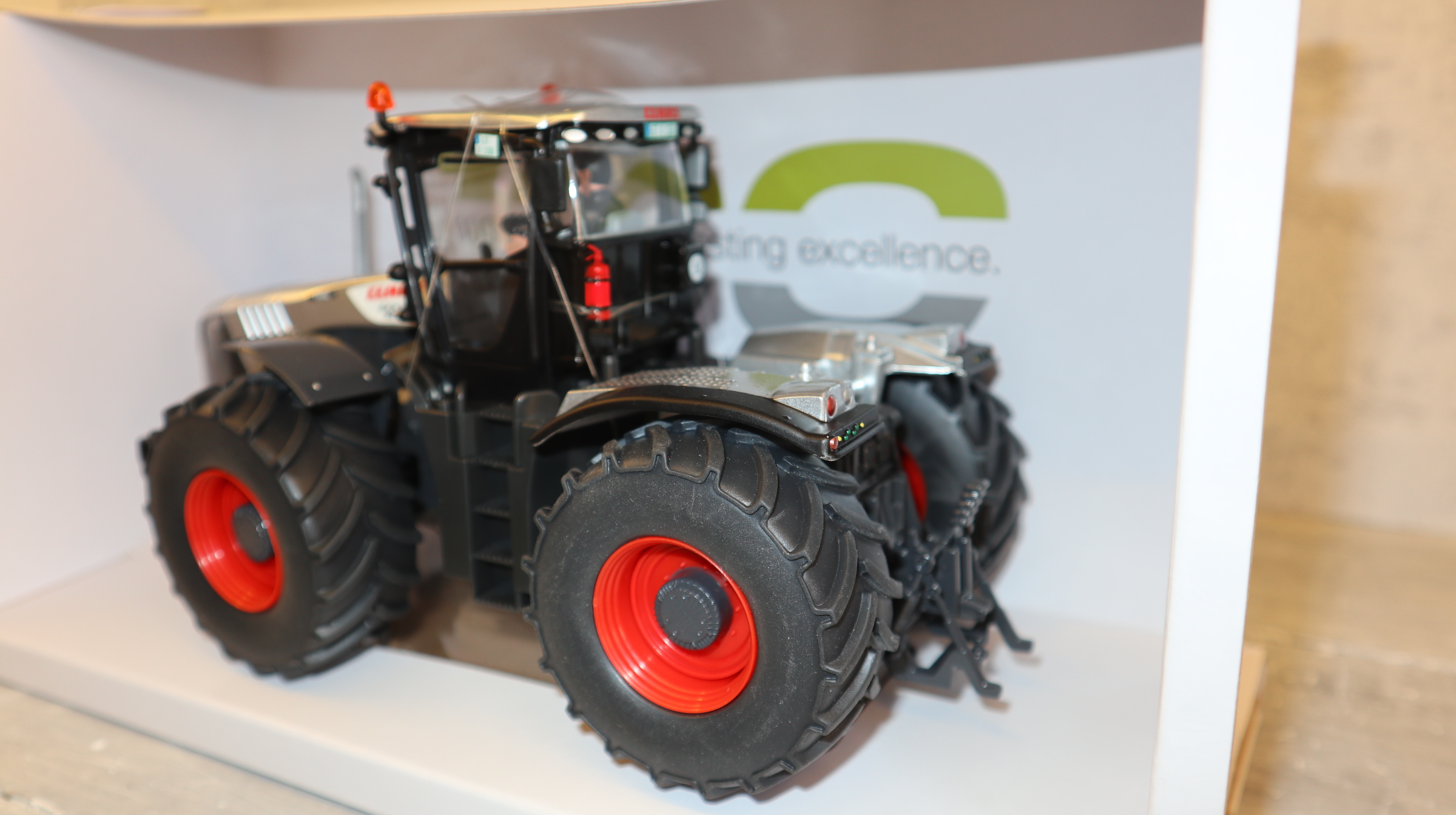 Siku 3271 in 1:32, Claas Xerion 5000 SILBER 100-Jahre-Claas, Sondermodell, Neu in OVP