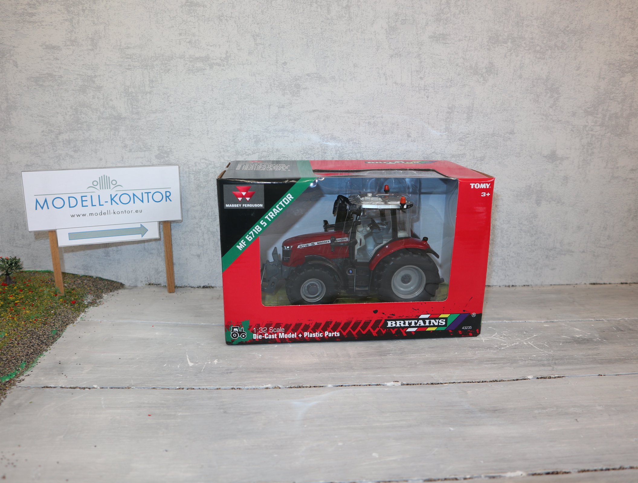 Britains 43235 in 1:32 Massey Ferguson 6718 S in OVP