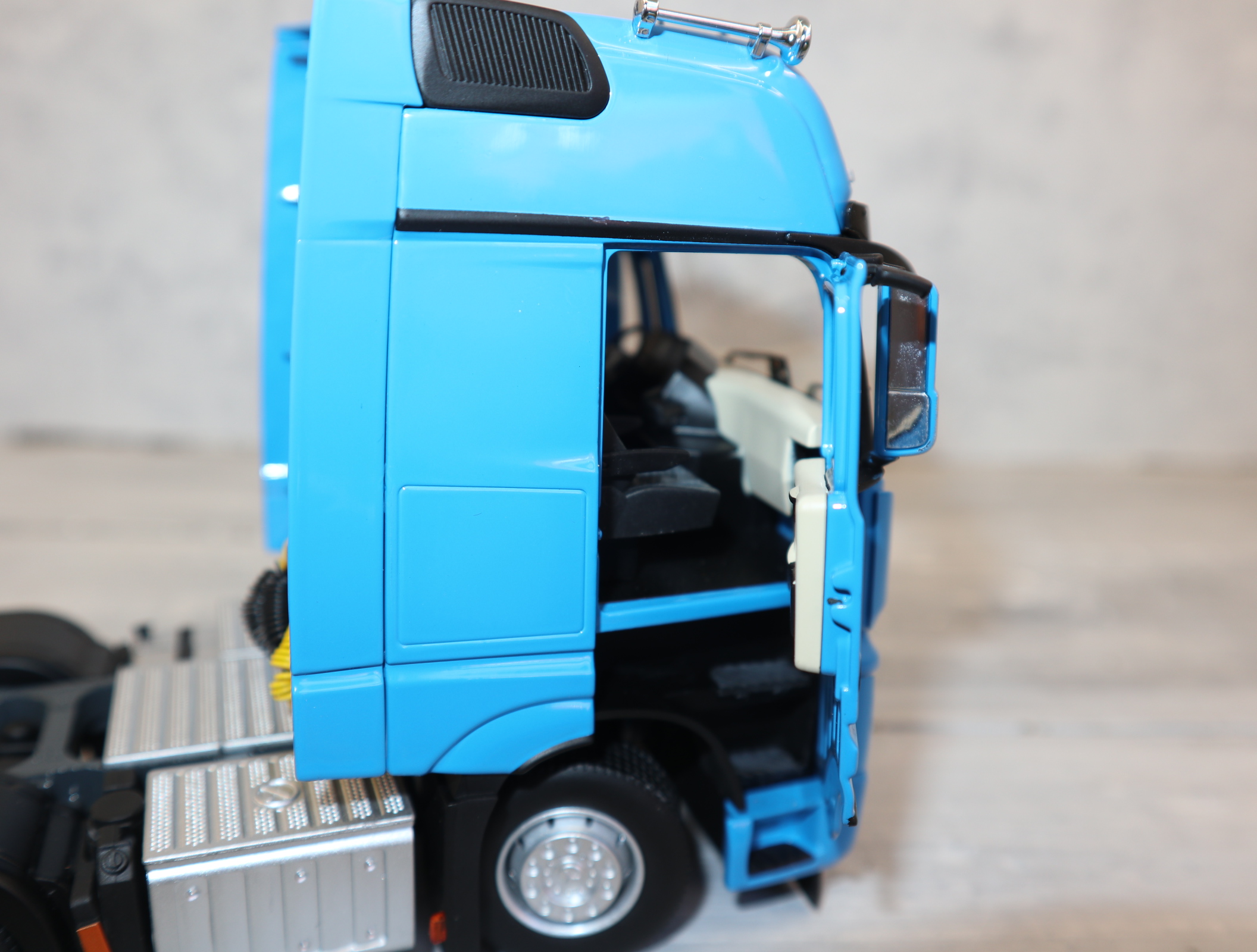 MarGe Models 1912-06 in 1:32, MB Actros 6x2 Sattelzugmaschine in BLAU, NEU in OVP