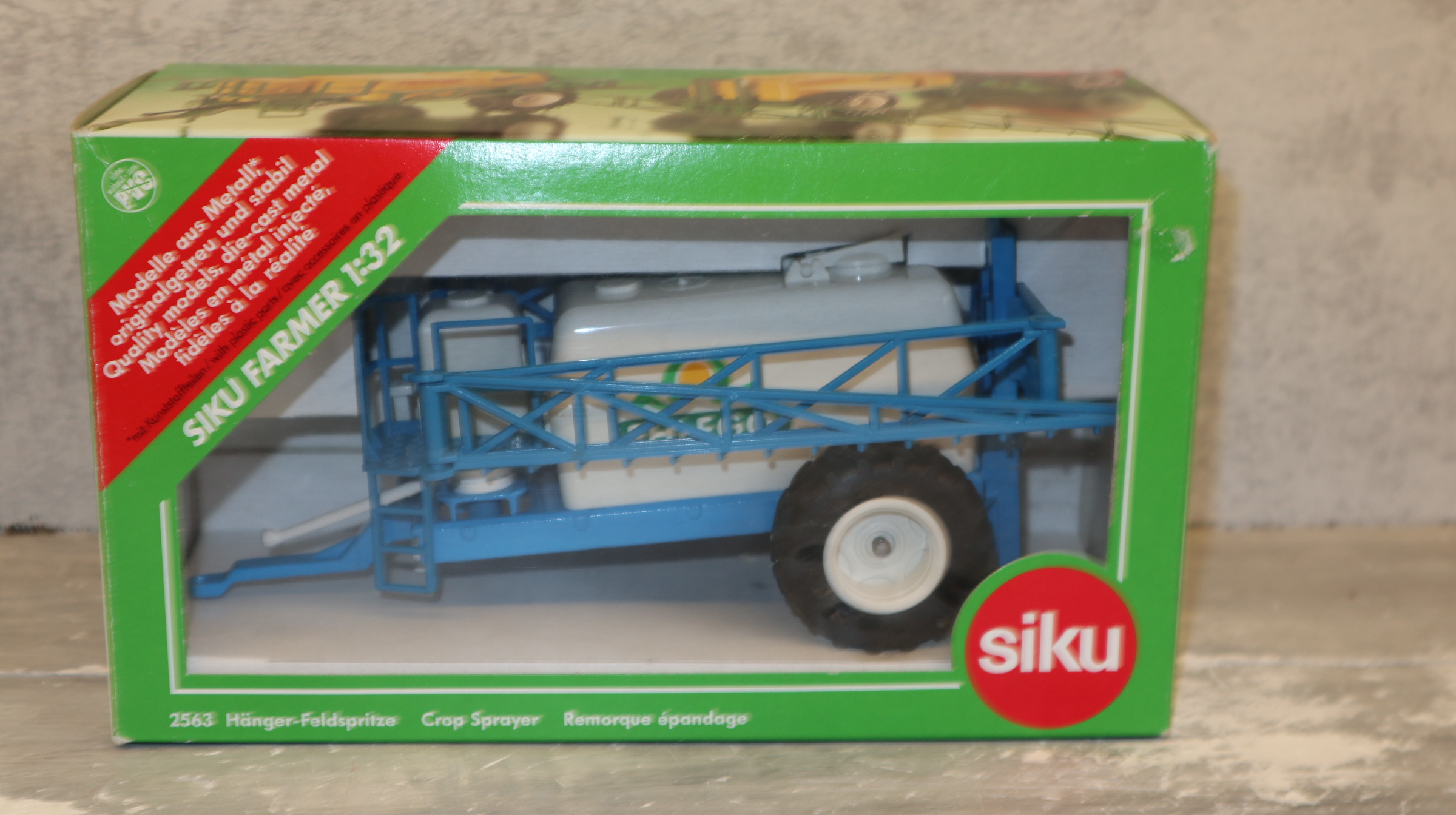 Siku 2563 in 1:32, Hänger Feldspritzt EHLEGO weiß-blau Sondermodell, NEU in OVP