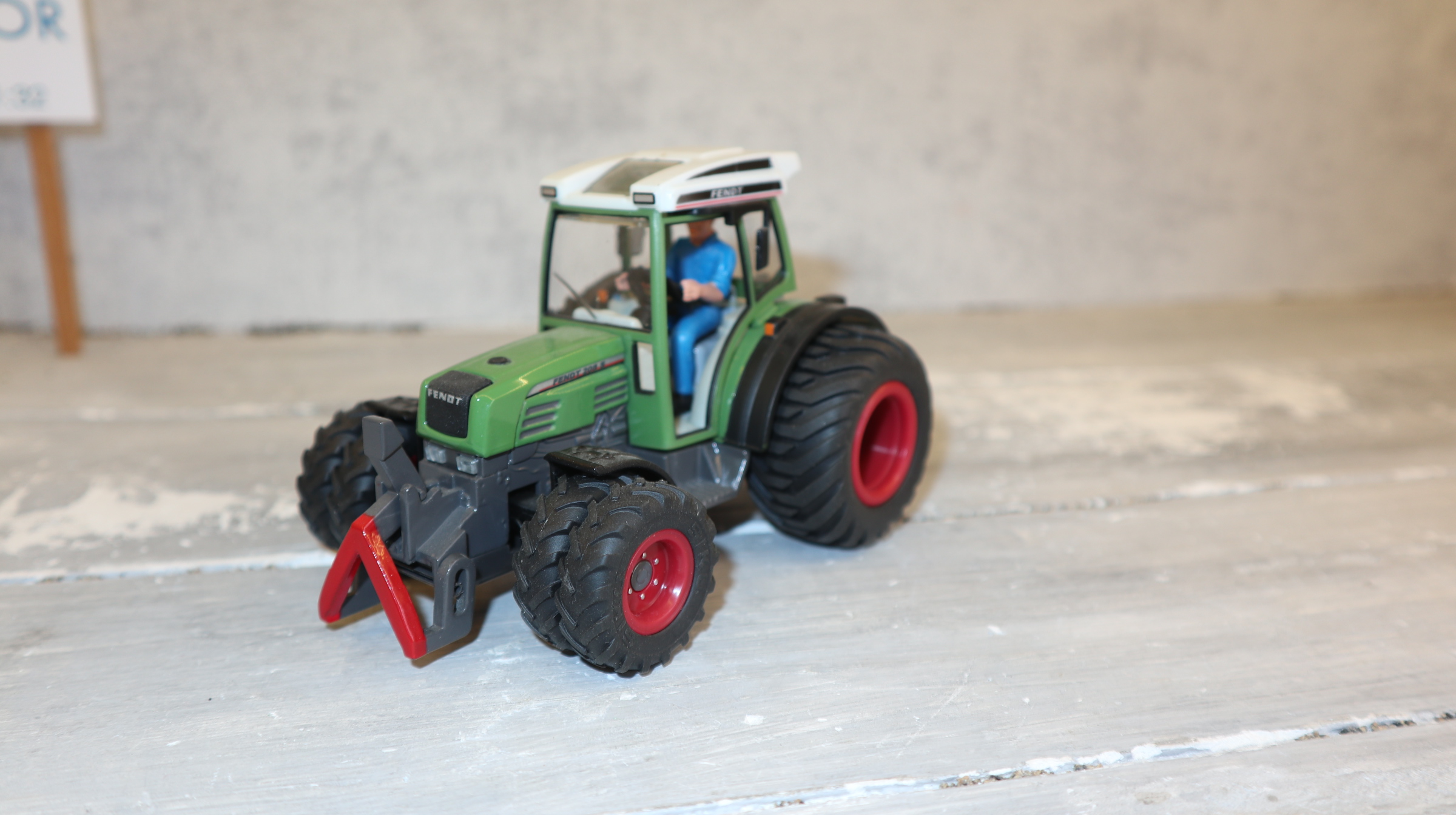 Siku 3052 in 1:32, Fendt 208 S Terrareifen, NEU in OVP