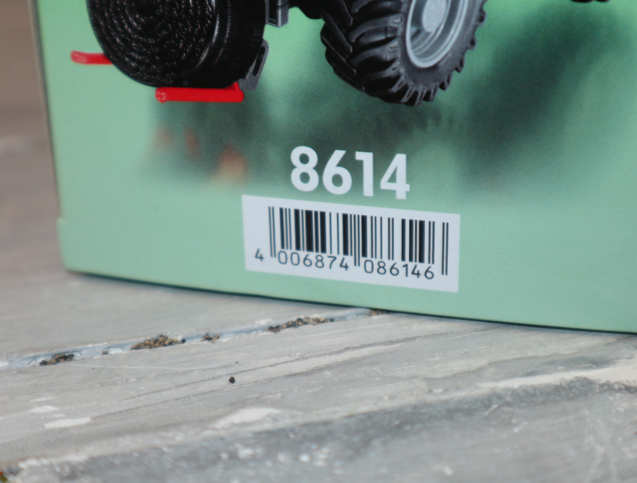 Siku 8614 in 1:32 Massey Ferguson 8680 mit Ballengabel Sondermodell IRLAND, NEU in OVP