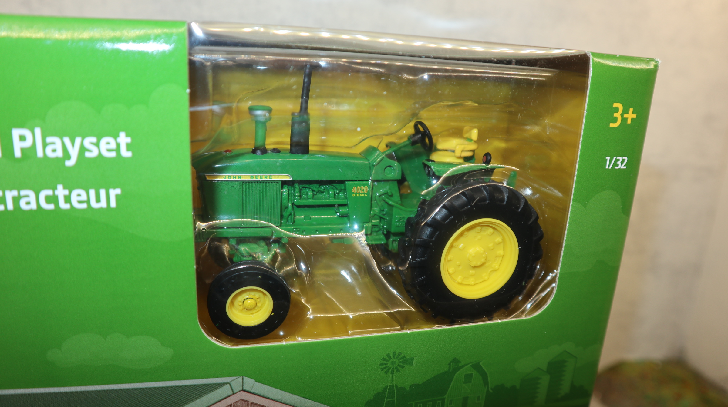 Britains 47024 in 1:32 Farm-Gebäude mit Trecker und Tieren, neue Version !! NEU in OVP