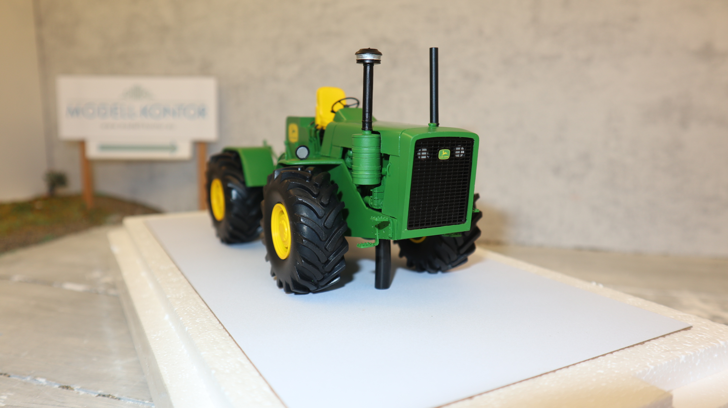 Schuco Pro 9166 in 1:32, John Deere 8010, NEU in OVP