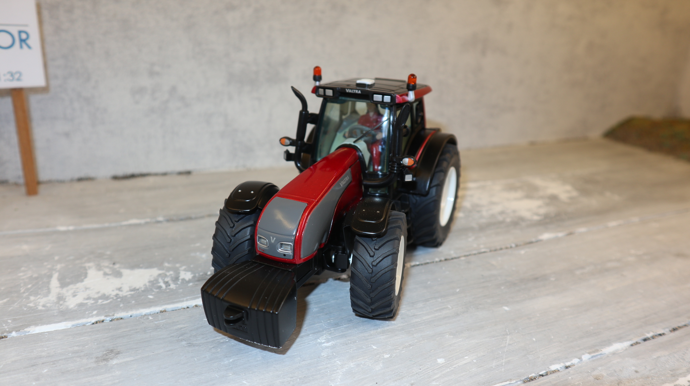 Siku 3268 in 1:32, Valtra T171 LCN 2008 Zwolle, NEU in OVP