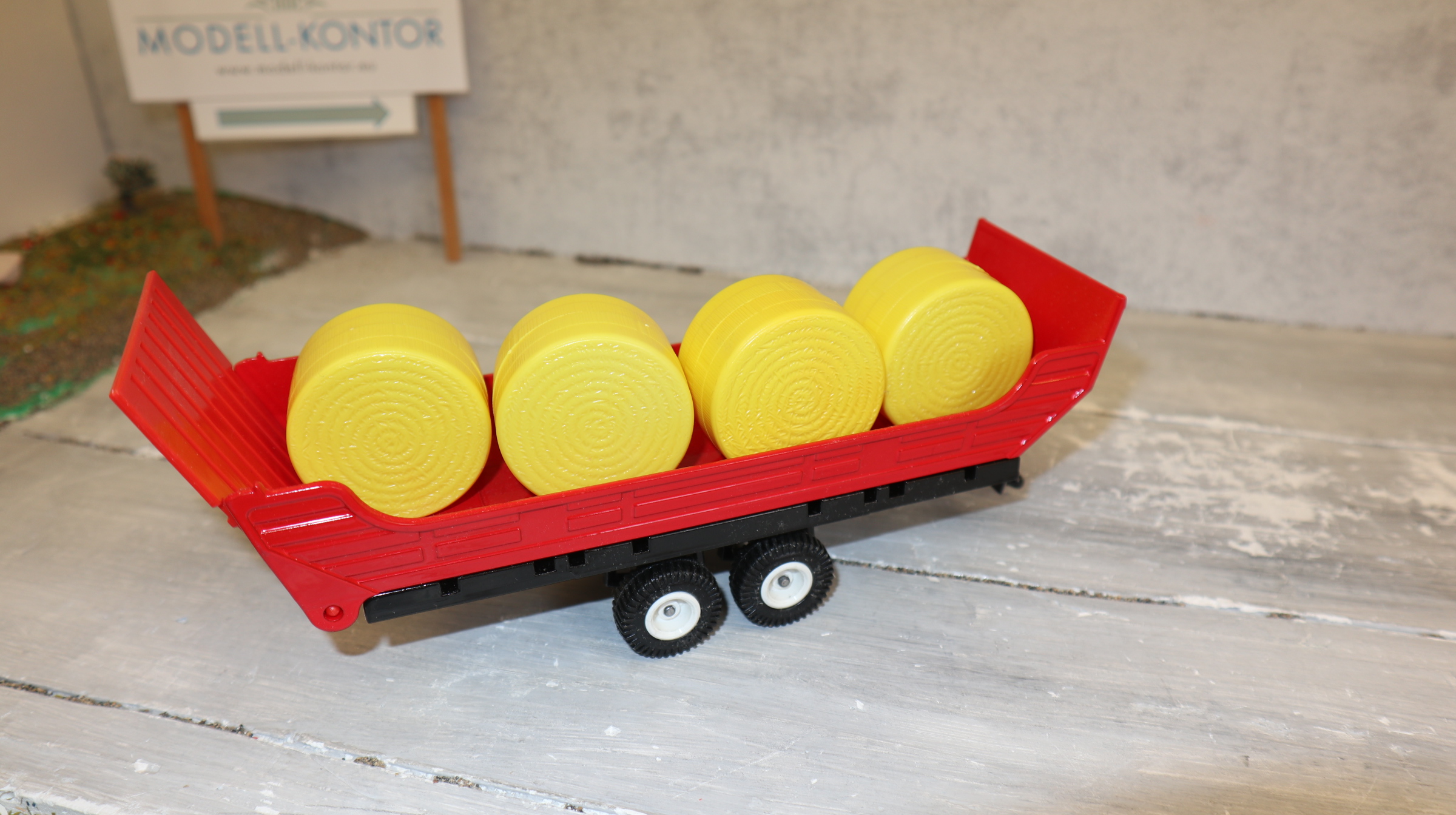 Siku 2860 in 1:32, Heuballen-Anhänger schwarz-rot, NEU in OVP