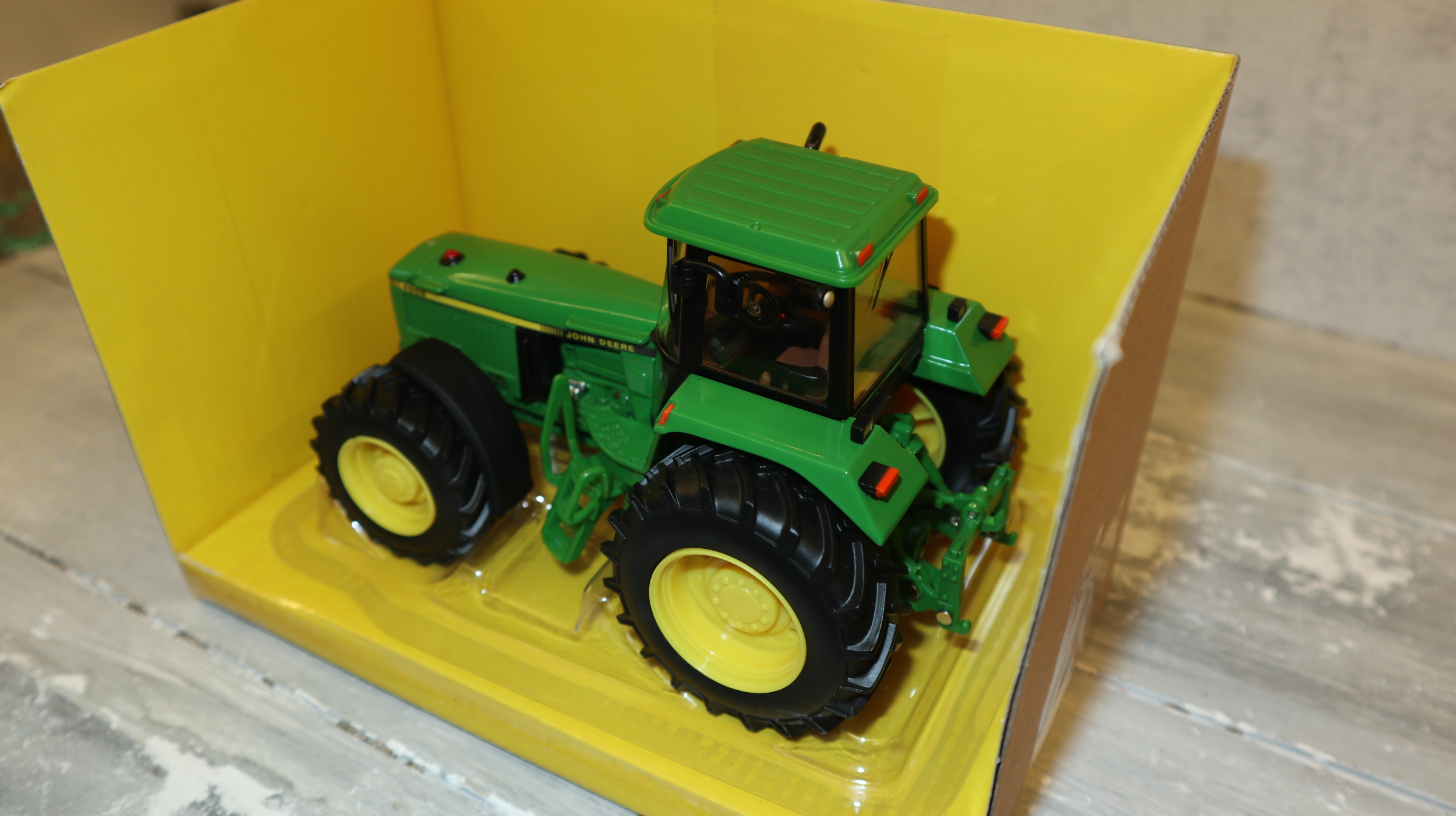 Britains Prestige 43407 in 1:32, John Deere 4955 mit Breitreifen, NEU in OVP