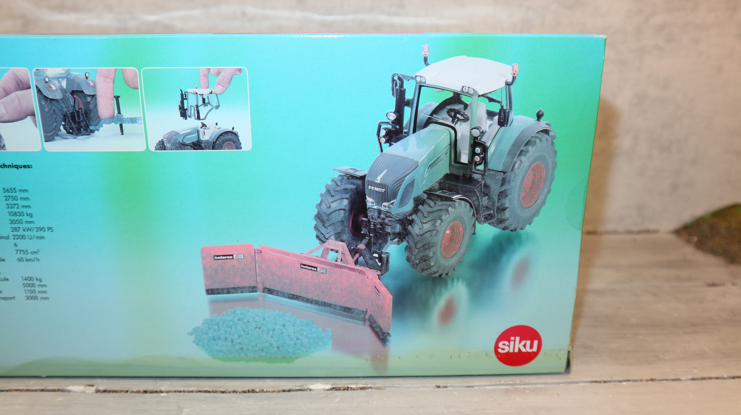 Siku Set in 1:32 Werbemodell EUROTIER 2014 Fendt 939 mit Maisschild und Granulat, NEU in OVP