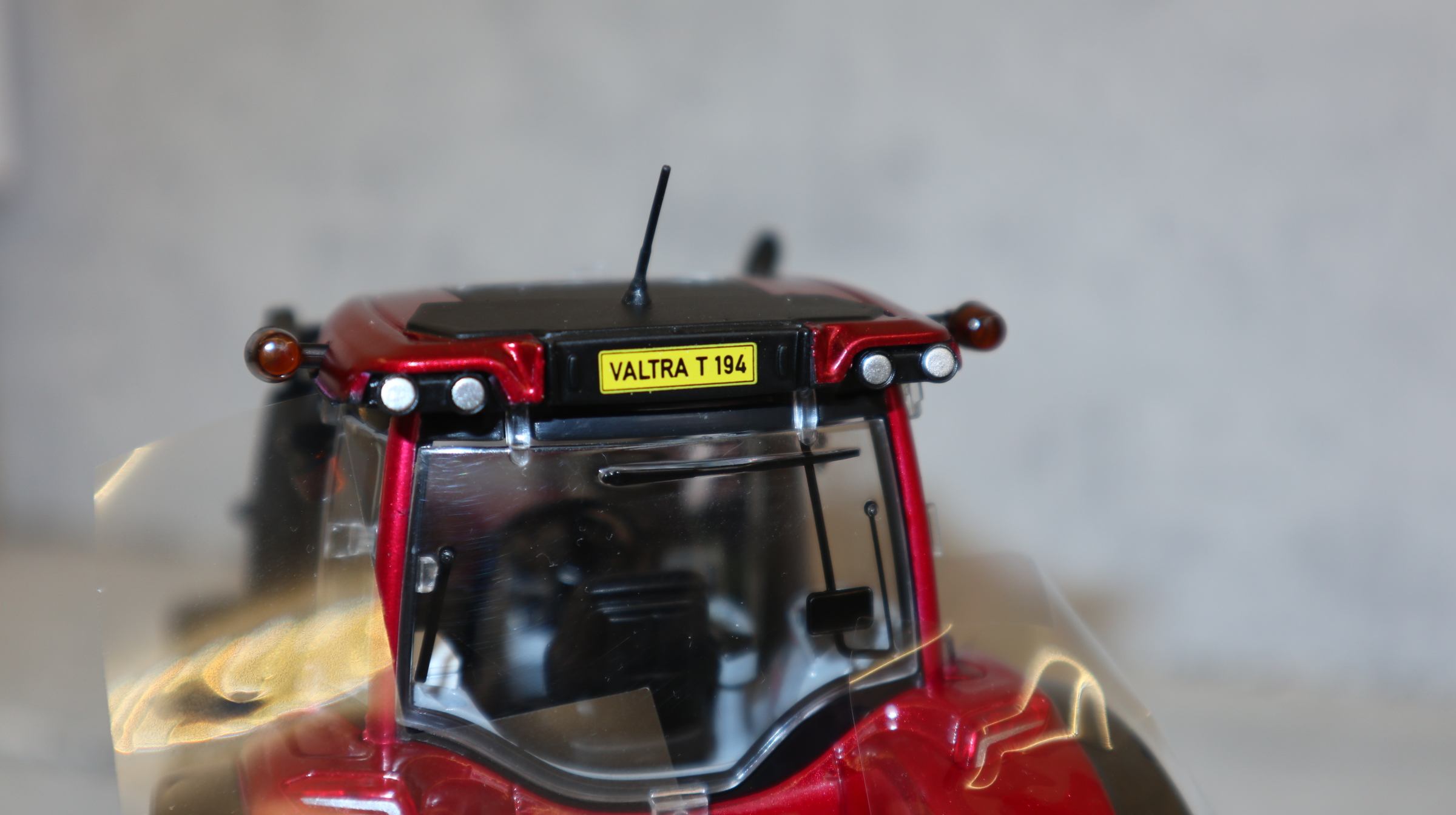 Wiking 077815 in 1:32, VALTRA T194 weinrot mit Frontlader, NEU in OVP