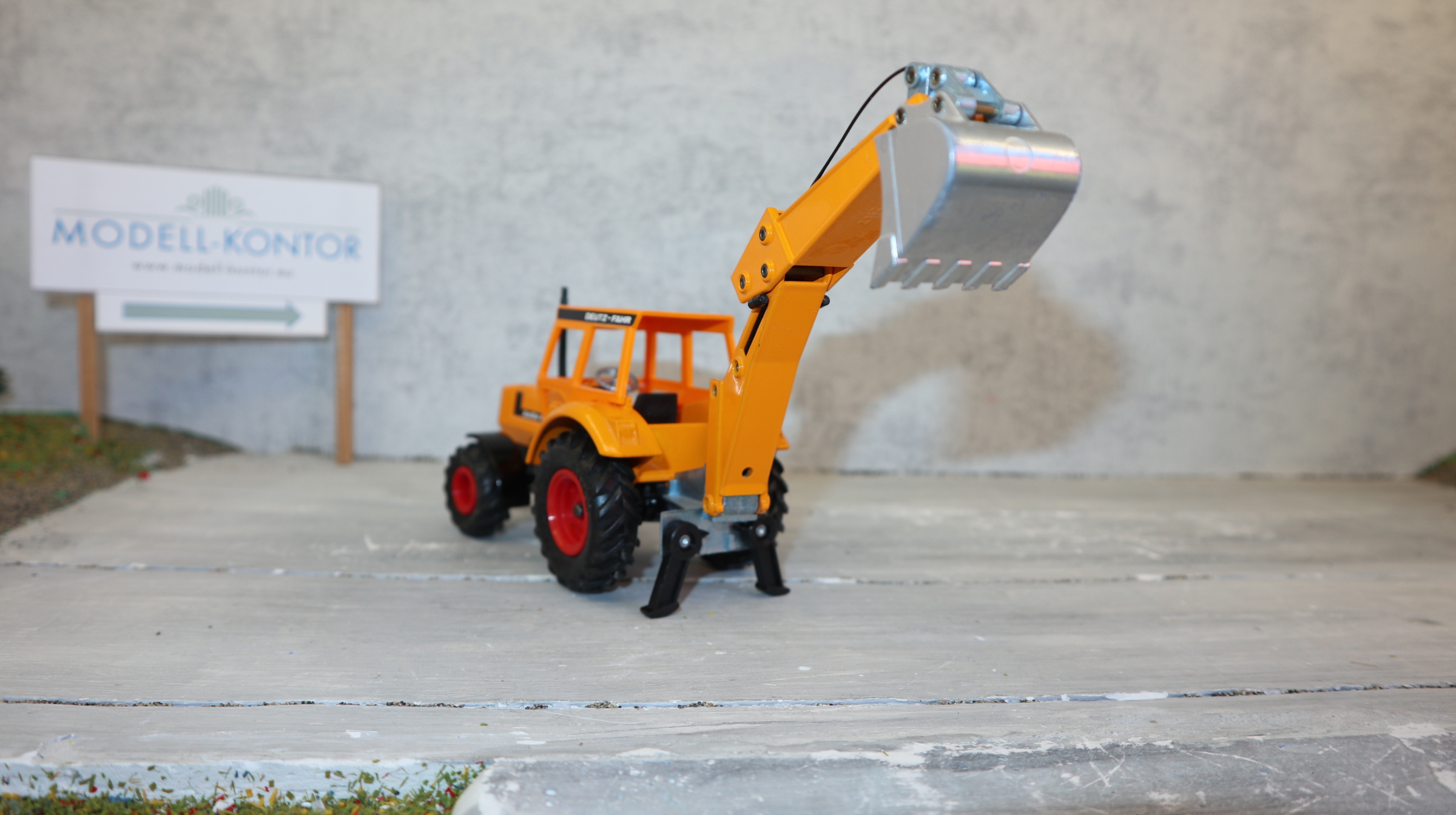 Siku 3756 in 1:32,  Deutz Agrostar Heckbagger in orange, NEU in OVP