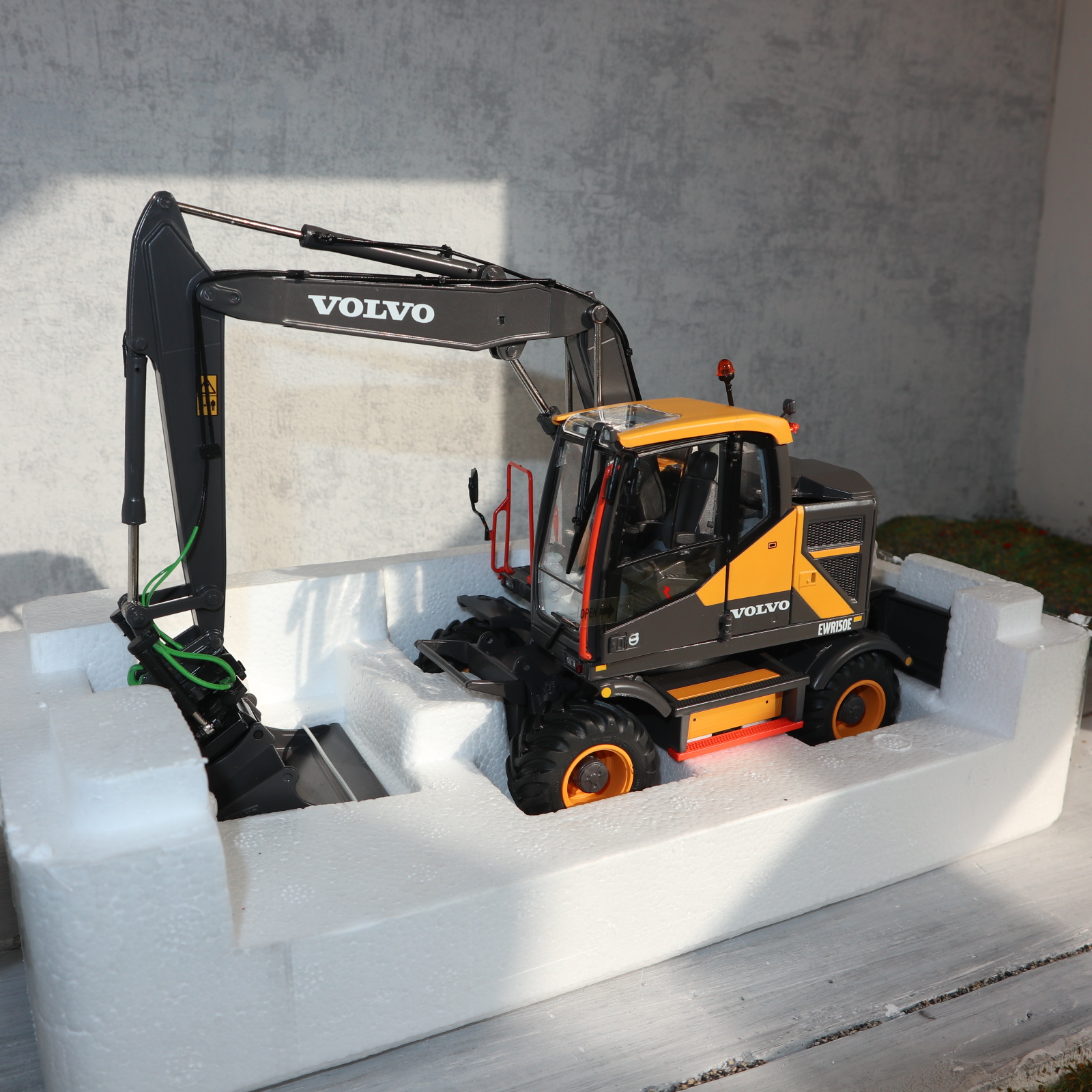 AT Collections AT3200100 in 1:32  VOLVO EWR150E Radbagger mit Nokian Breitreifen NEU in OVP
