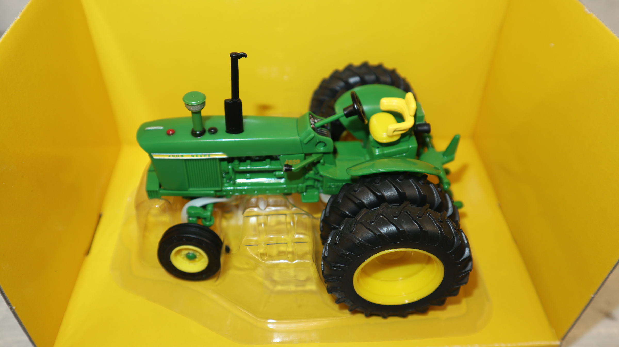 Britains 43311 in 1:32 John Deere 4020 mit Zwillingsreifen HA, NEU in OVP