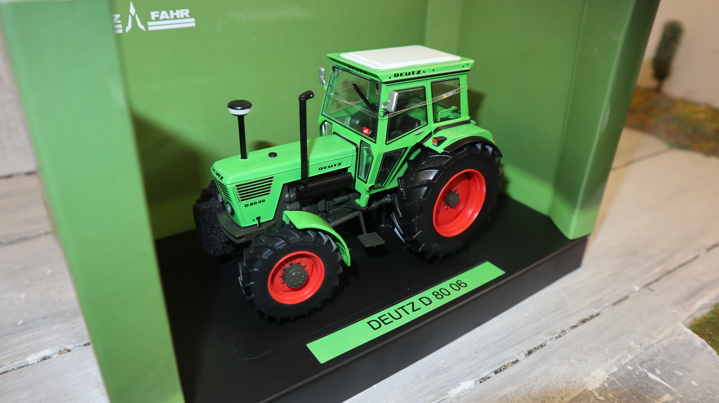 Weise Toys 1039 in 1:32, DEUTZ D80 06 mit Kabine hellgrün, NEU in OVP