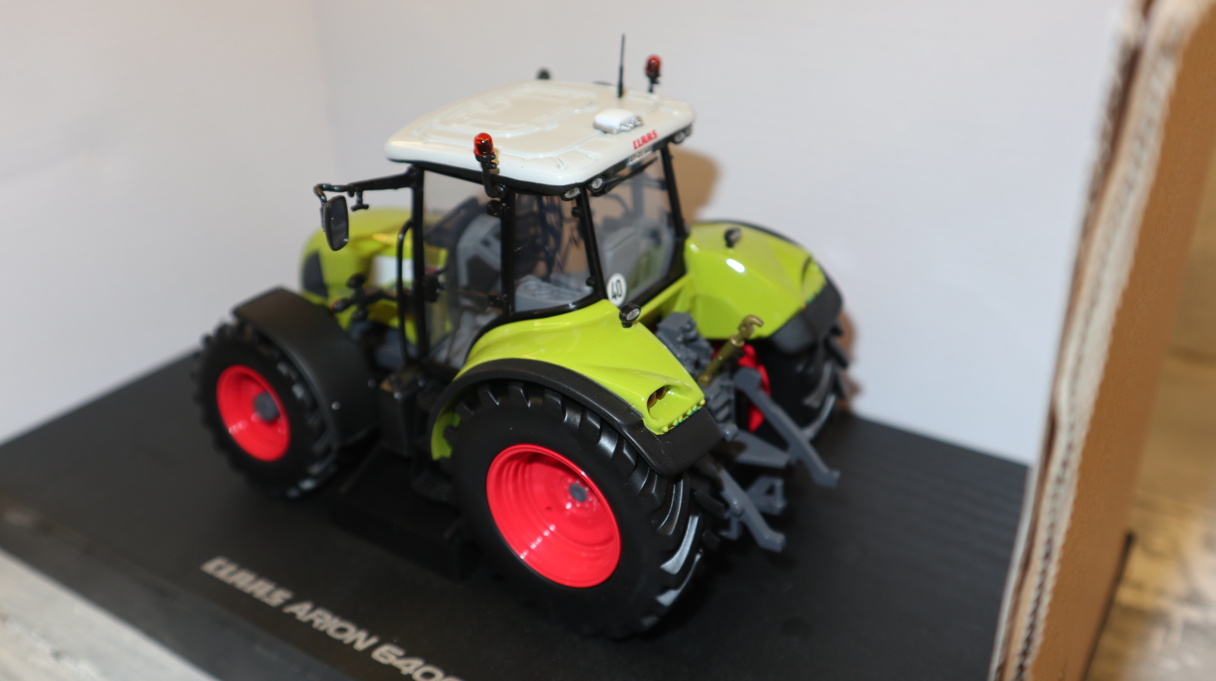 Universal Hobbies UH 02674740 in 1:32, Claas Arion 640 C, NEU in OVP