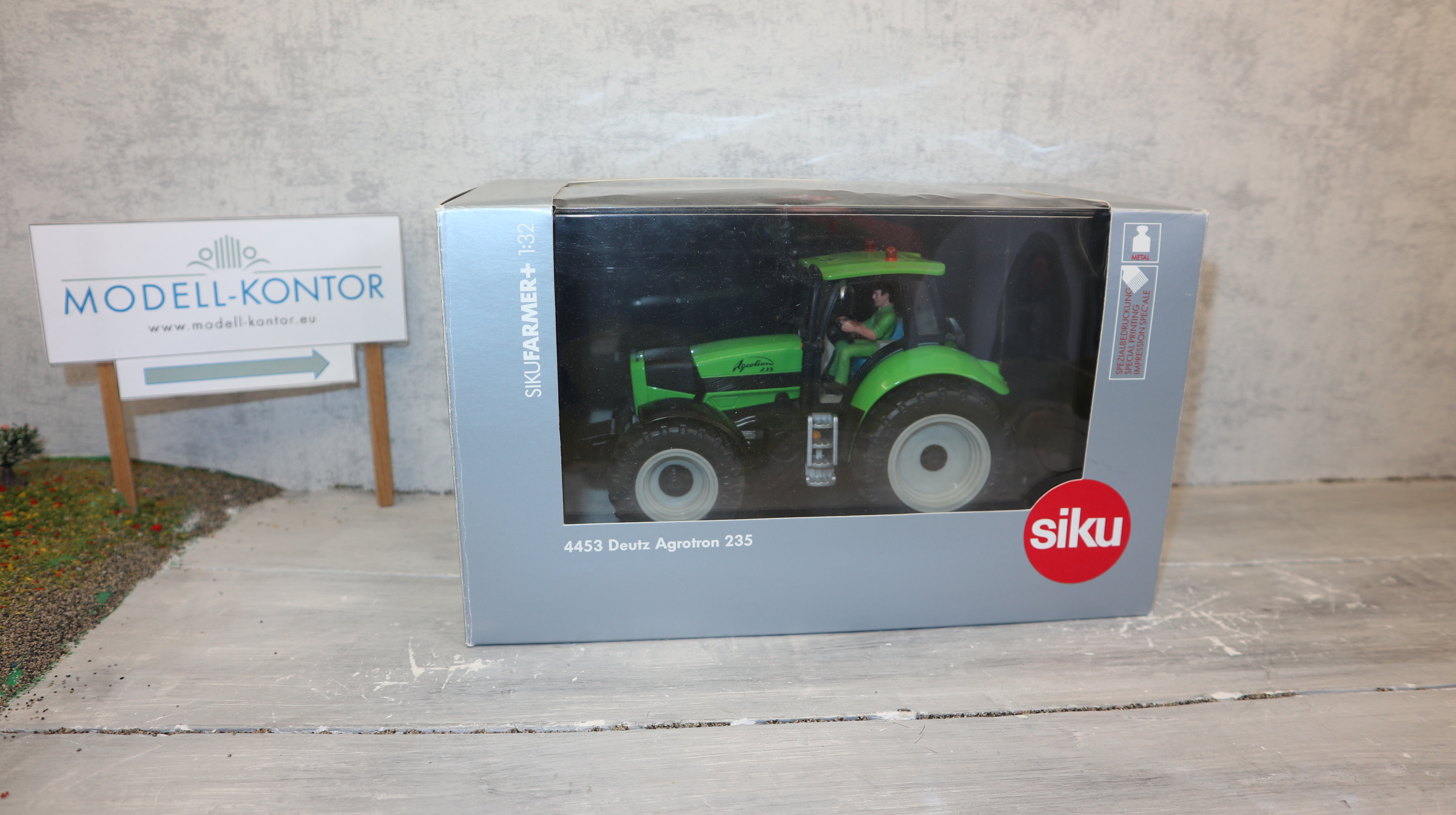 Siku 4453 in 1:32,  Deutz Agrotron 235, Sondermodell FarmerPlus, NEU in OVP