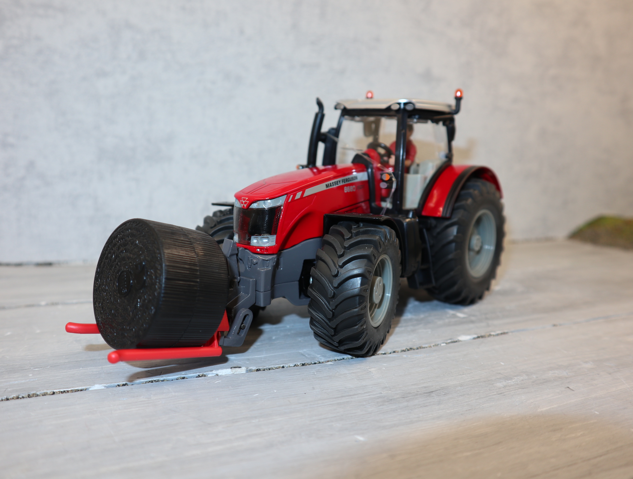 Siku 8614 in 1:32 Massey Ferguson 8680 mit Ballengabel Sondermodell IRLAND, NEU in OVP