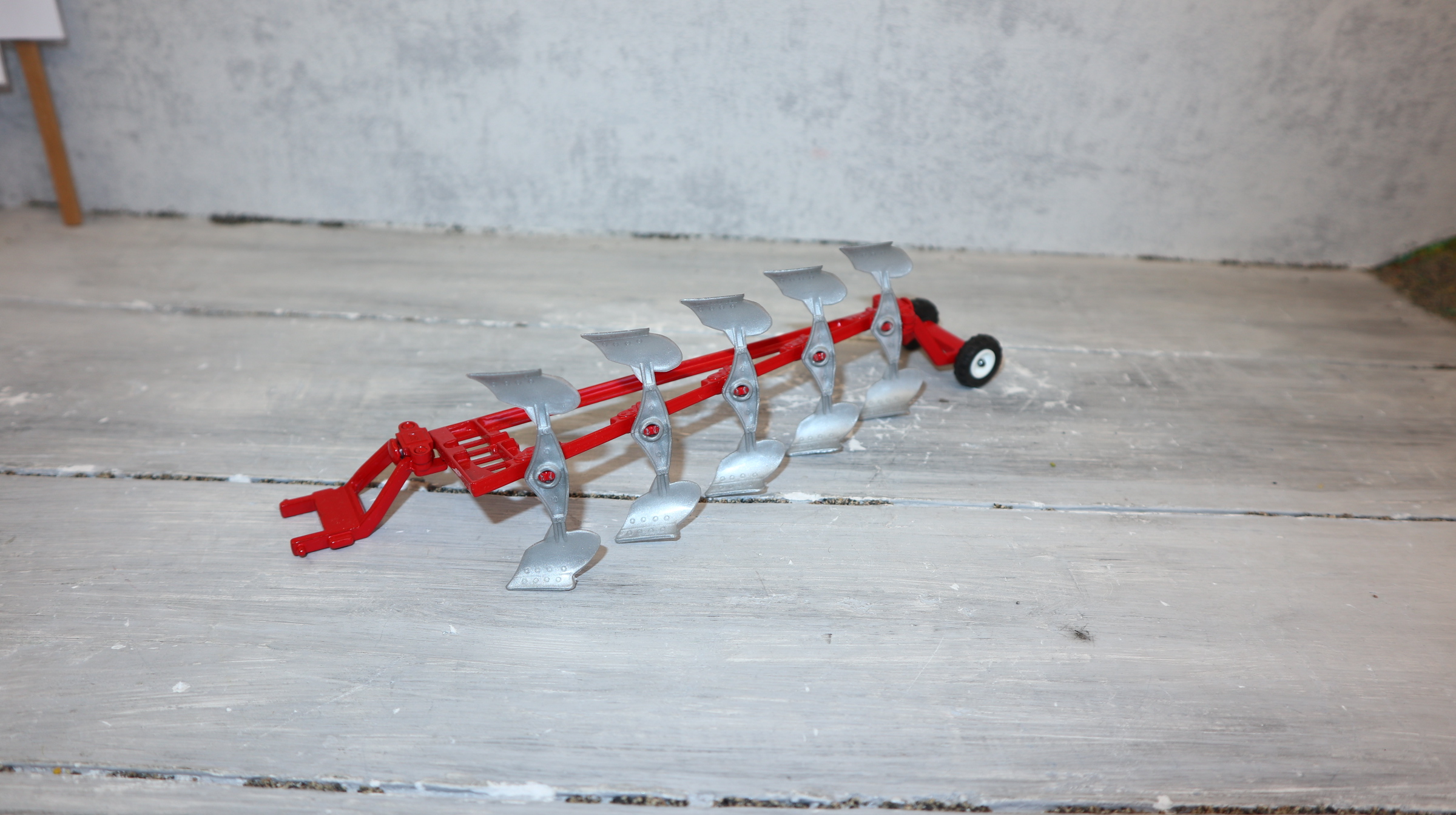 Siku 1956 in 1:32 Wendepflug in ROT, NEU in OVP