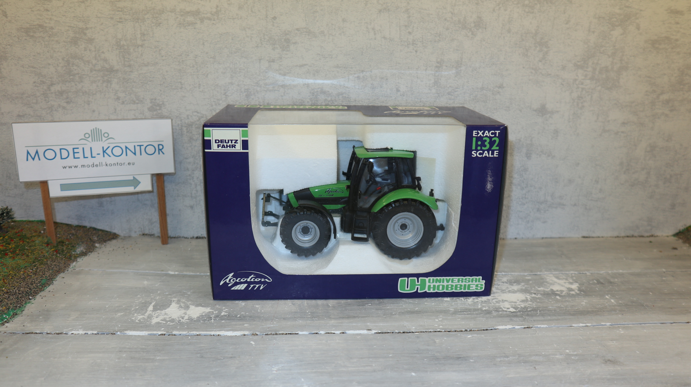 Universal Hobbies UH 2095 in 1:32,  Deutz-Fahr Agrotron 1160 mit Fronthydraulik,  NEU in OVP