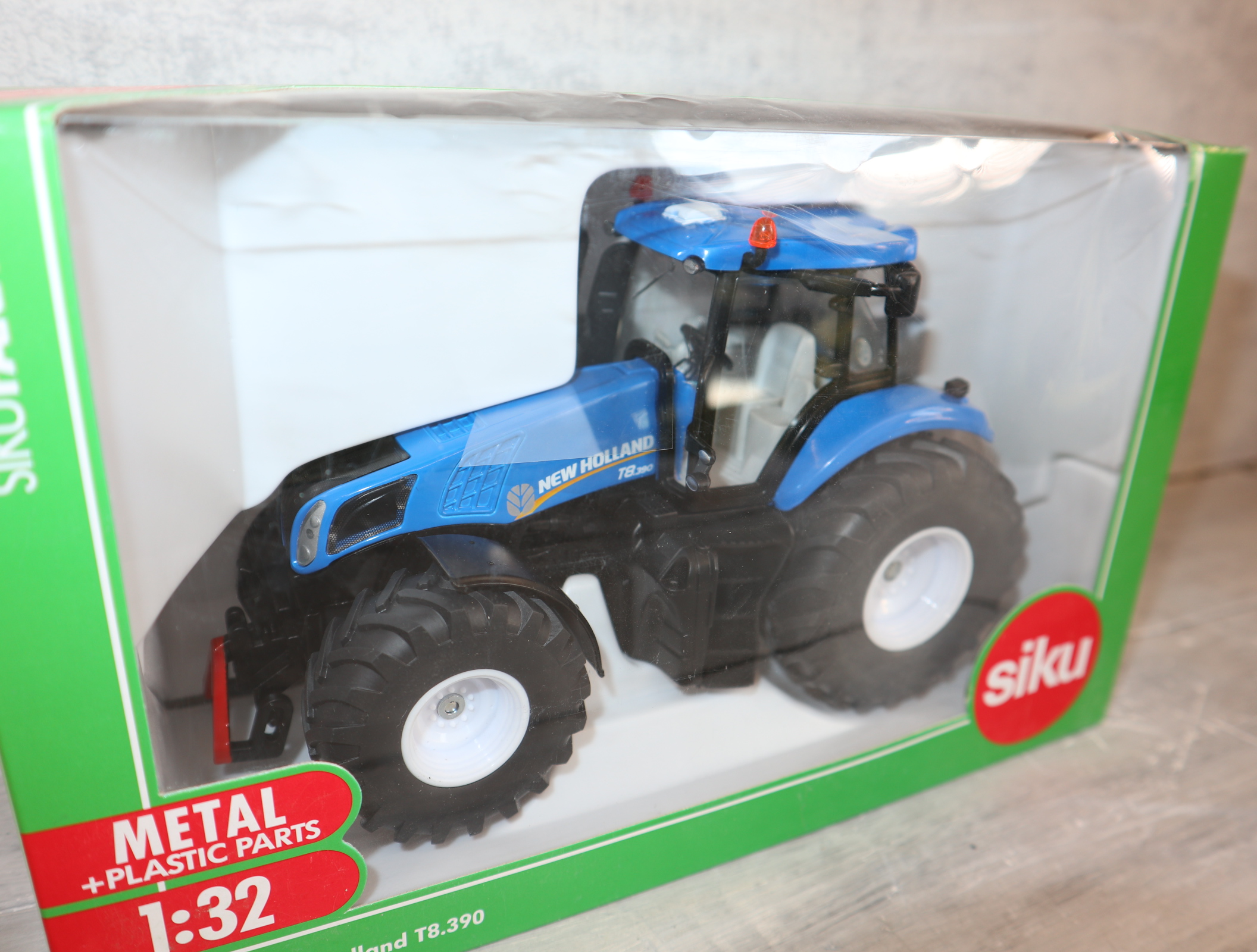 Siku 3273 in 1:32,  New Holland T8.390, NEU in OVP