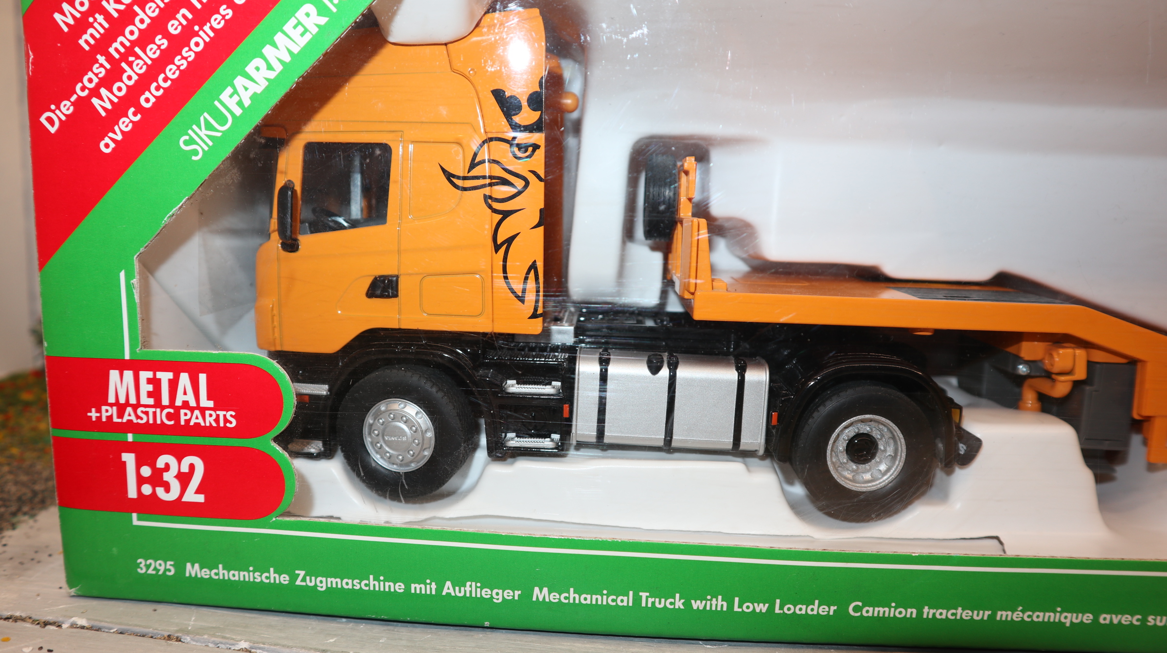 Siku 3295 in 1:32 SCANIA mit Tieflader in gelb, Mechanische Ausführung  NEU in OVP