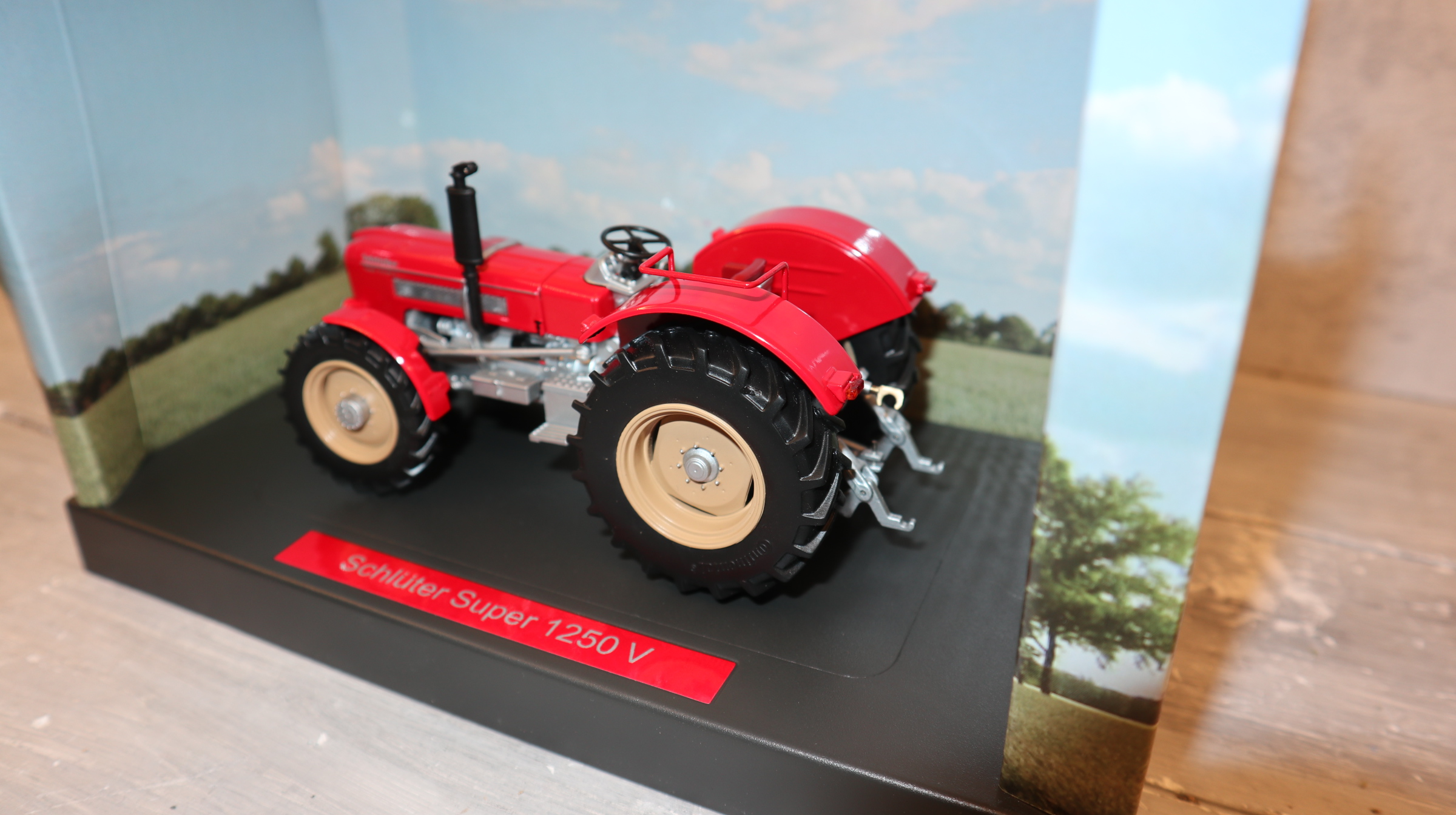 Weise Toys 1042 in 1:32, Schlüter Super 1250 rot ohne Kabine,  NEU in OVP