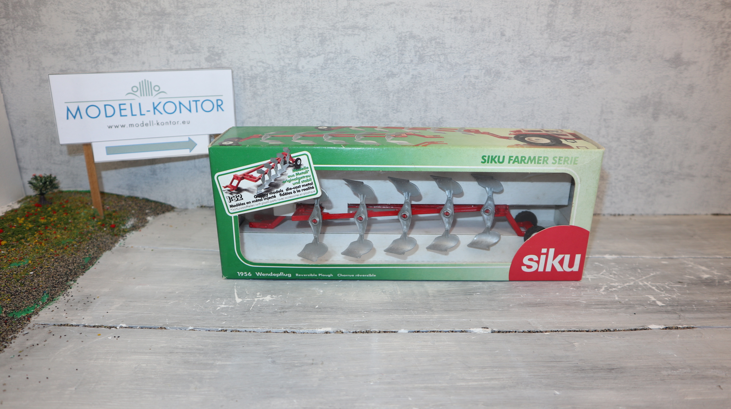 Siku 1956 in 1:32 Wendepflug in ROT, NEU in OVP
