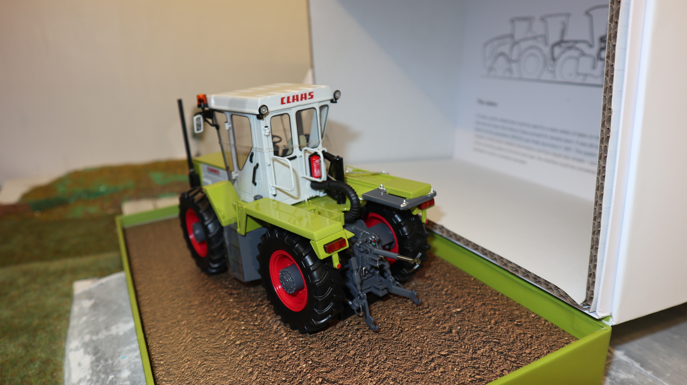 Weise Toys 02671720 in 1:32, Claas Xerion PROJEKT 207 GRÜN, NEU in OVP